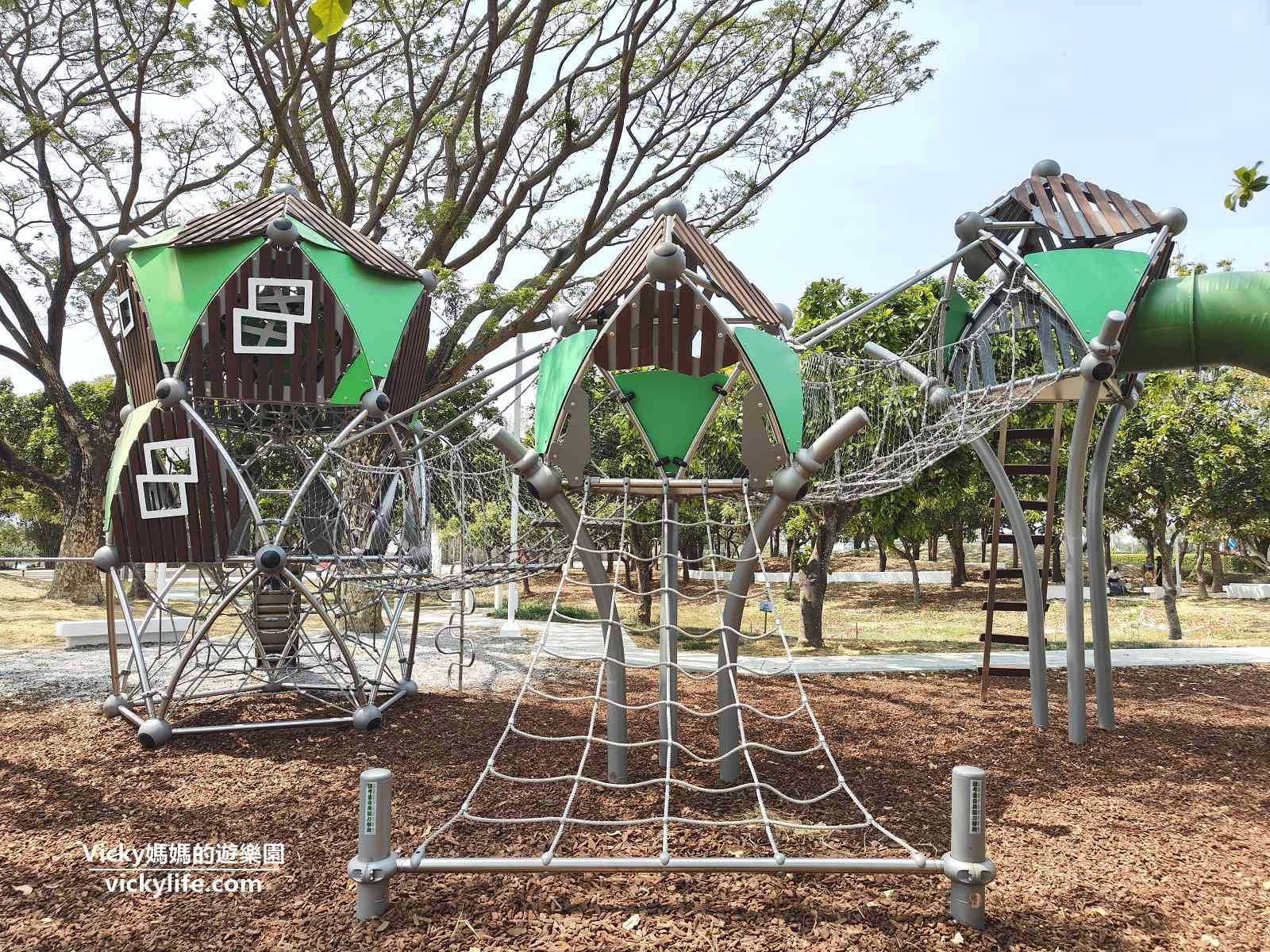 台南都會公園 特色遊戲場：仁德特色遊戲場+1，冒險樹屋遊具擁有3座大雨豆樹屋好吸睛 @Vicky 媽媽的遊樂園