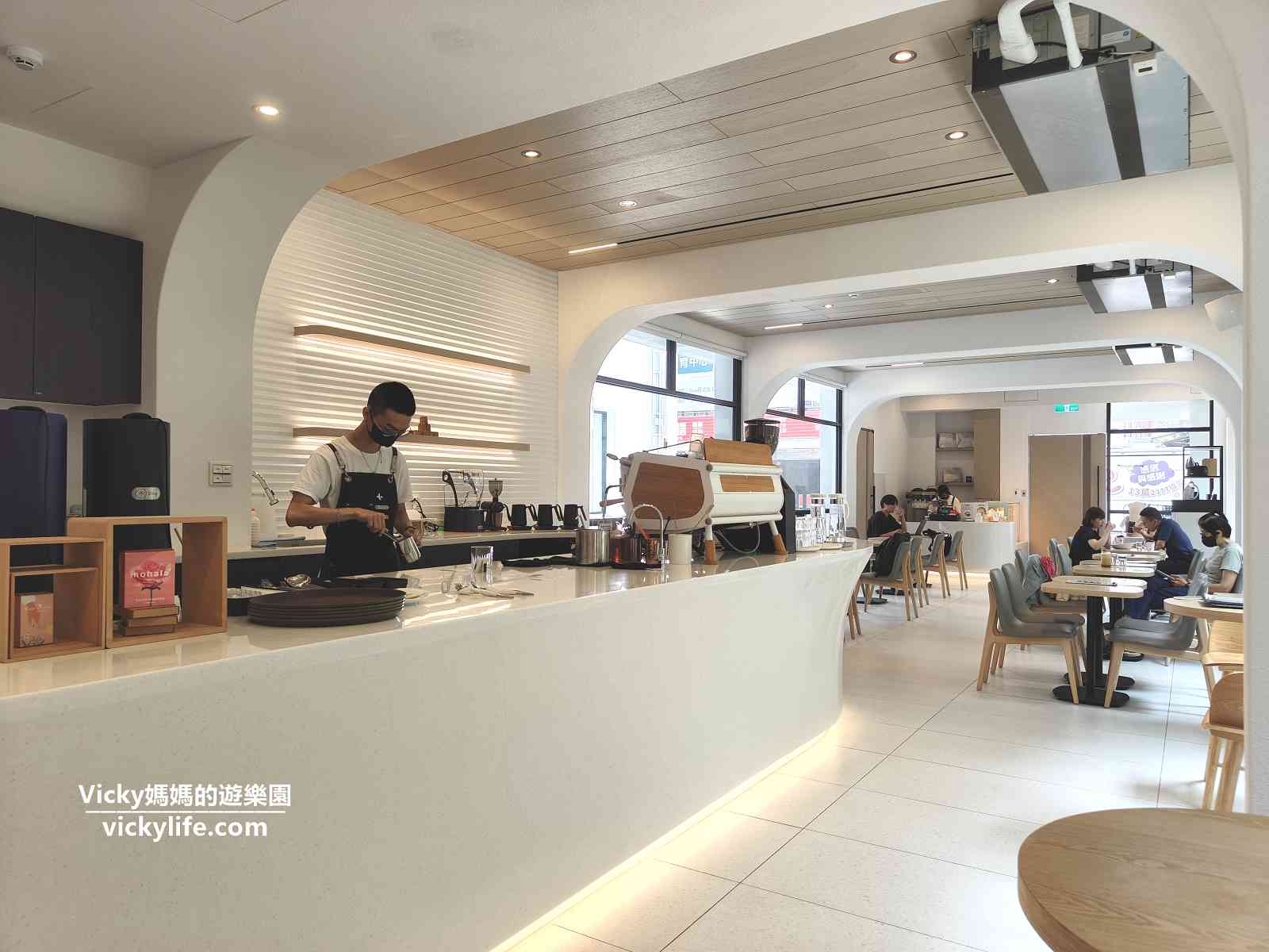 台南咖啡︱克勞斯咖啡 Cross Café 台南店：明亮空間，美味餐點，服務親切，會愛上呦，附菜單 @Vicky 媽媽的遊樂園