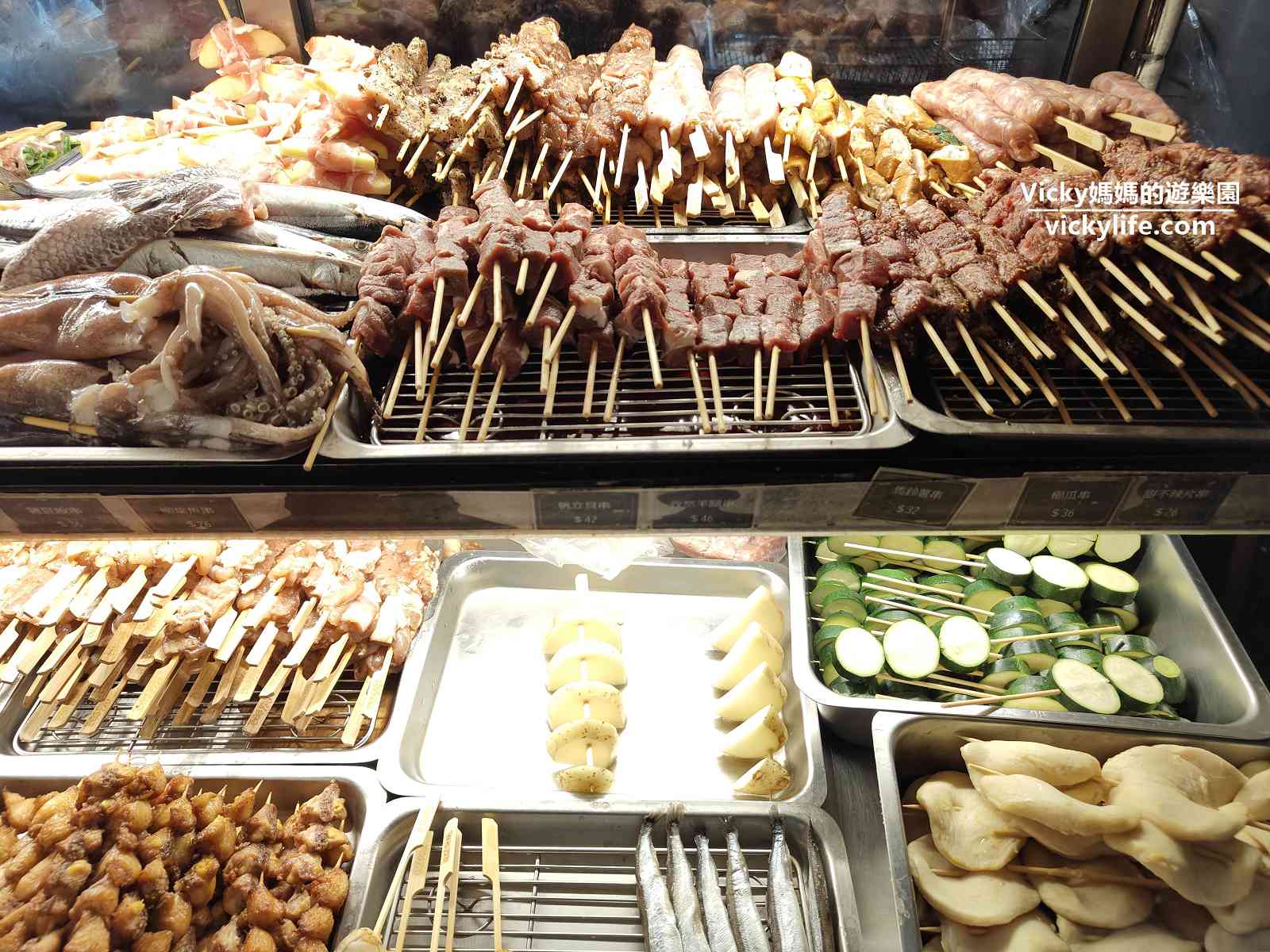 台南燒烤︱路邊烤肉：串燒種類多，用餐環境棒，建議先預約，附菜單