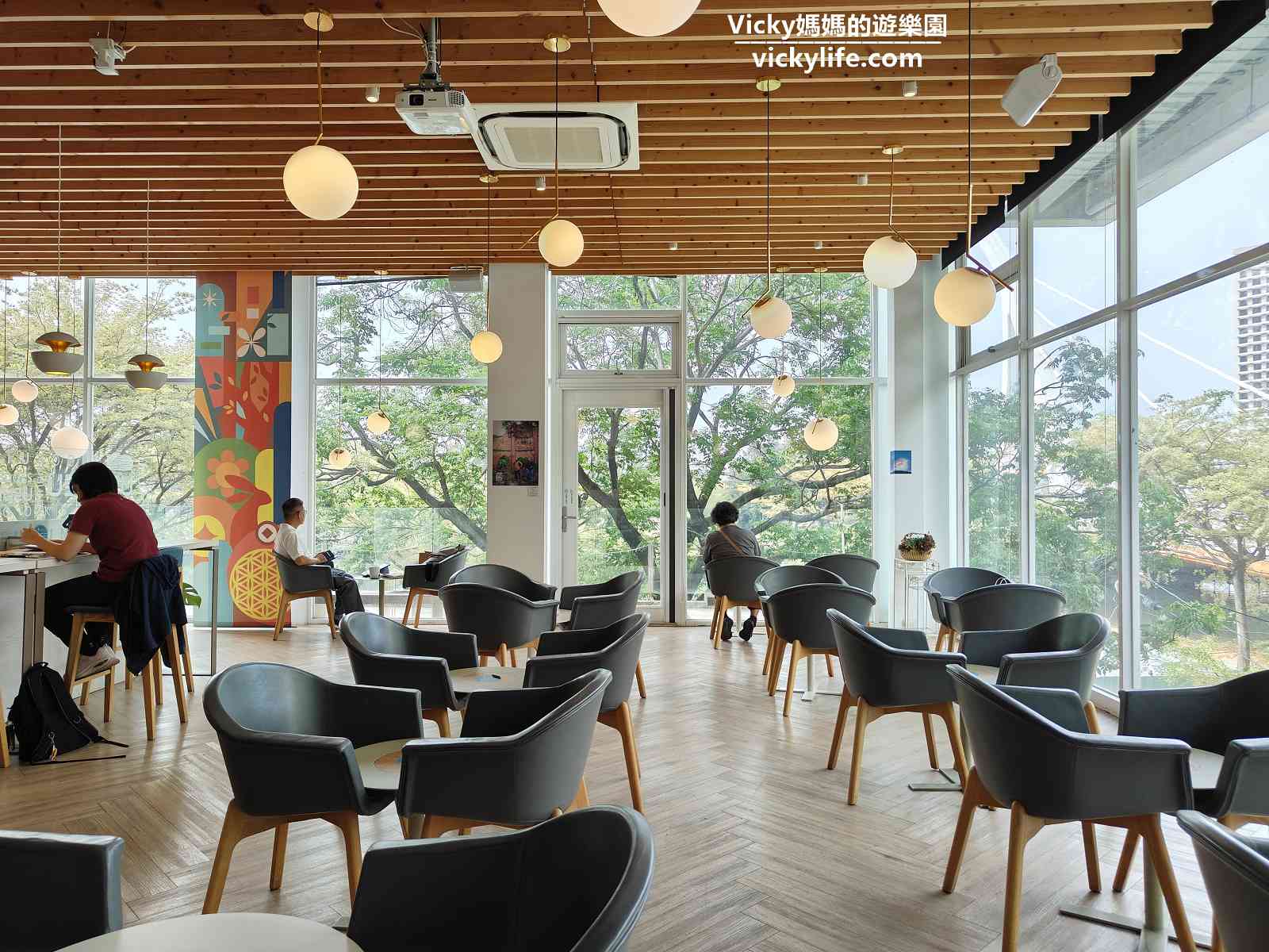 台南最美書店︱烏邦圖書店 環河店：優雅白、近河畔、苦楝樹、大採光、透明窗，成就了美麗的它，附飲料單 @Vicky 媽媽的遊樂園
