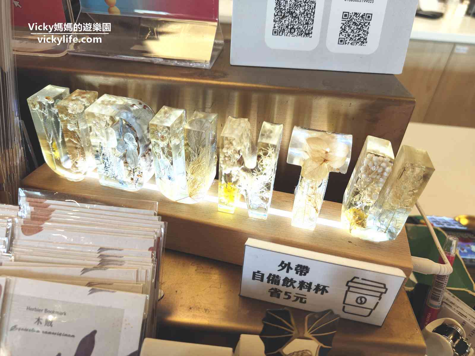 台南最美書店︱烏邦圖書店 環河店：優雅白、近河畔、苦楝樹、大採光、透明窗，成就了美麗的它，附飲料單