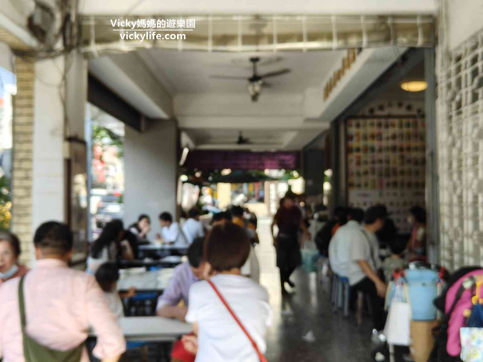 莉莉水果店：將近80歲，台南阿嬤級冰果室一年四季都滿滿人潮，附菜單
