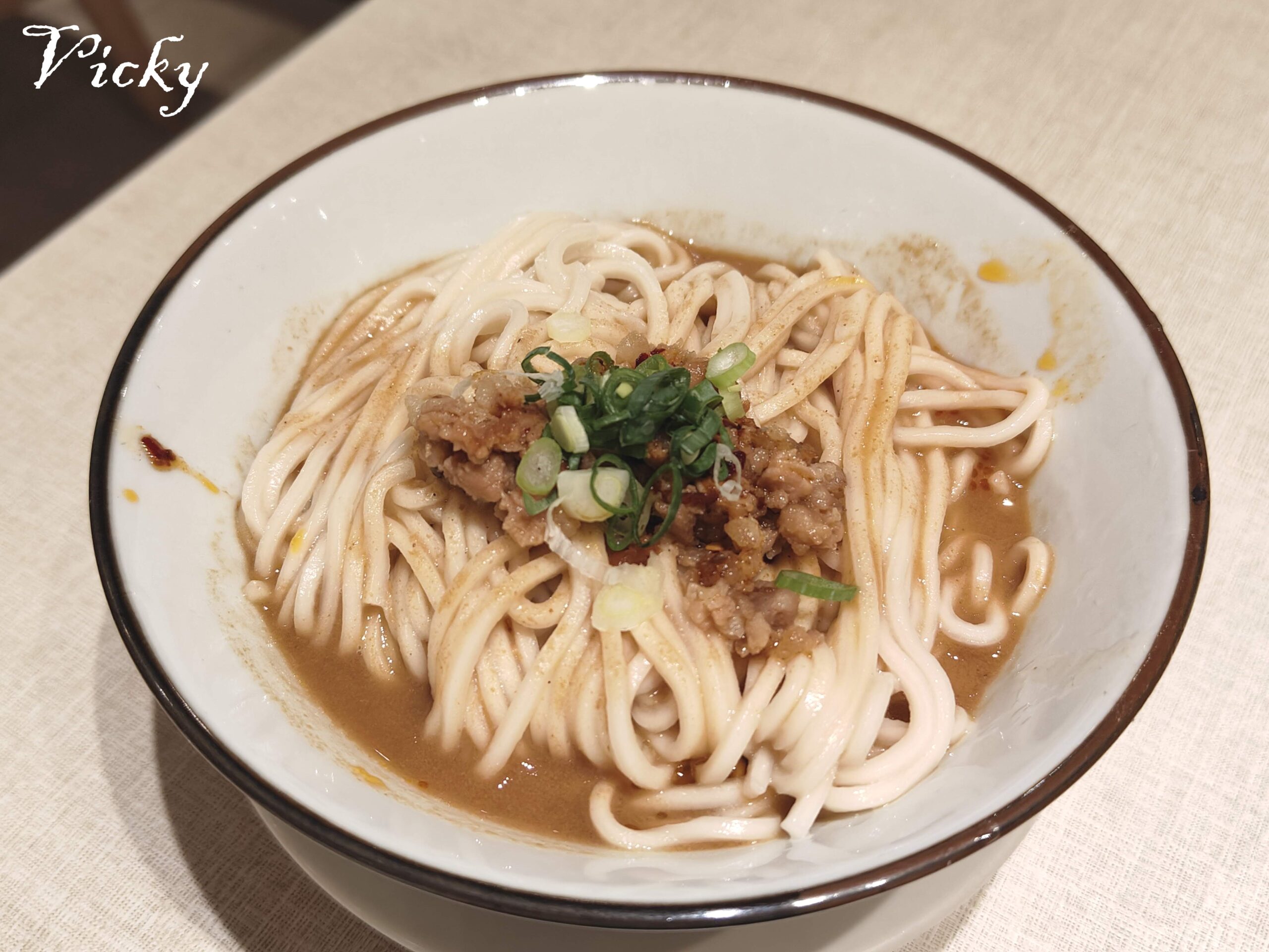 漢來上海湯包 台南店：餐點多樣化，湯包口感佳，川香口水雞、蝦肉紅油抄手點起來，附菜單