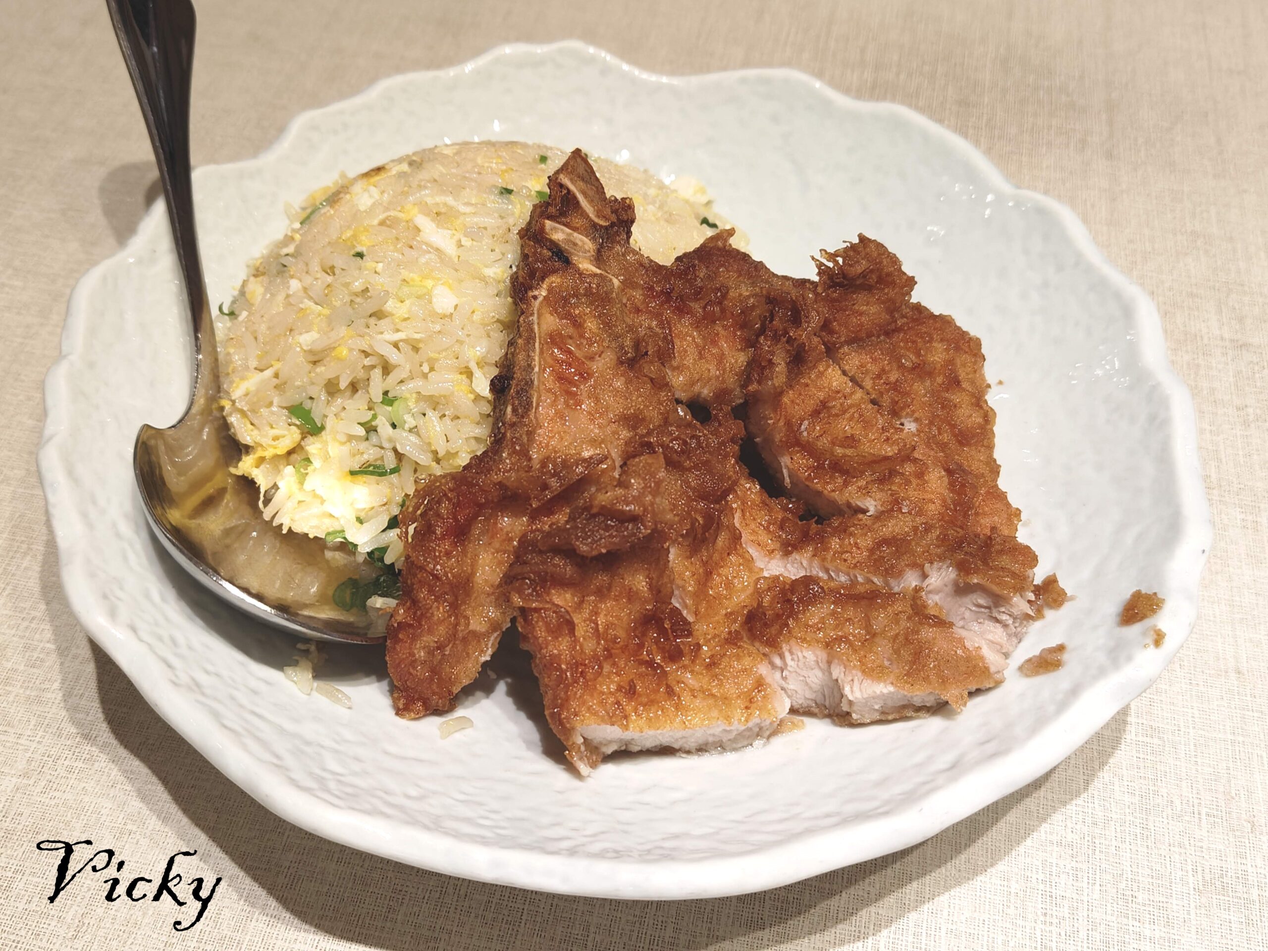 漢來上海湯包 台南店：餐點多樣化，湯包口感佳，川香口水雞、蝦肉紅油抄手點起來，附菜單