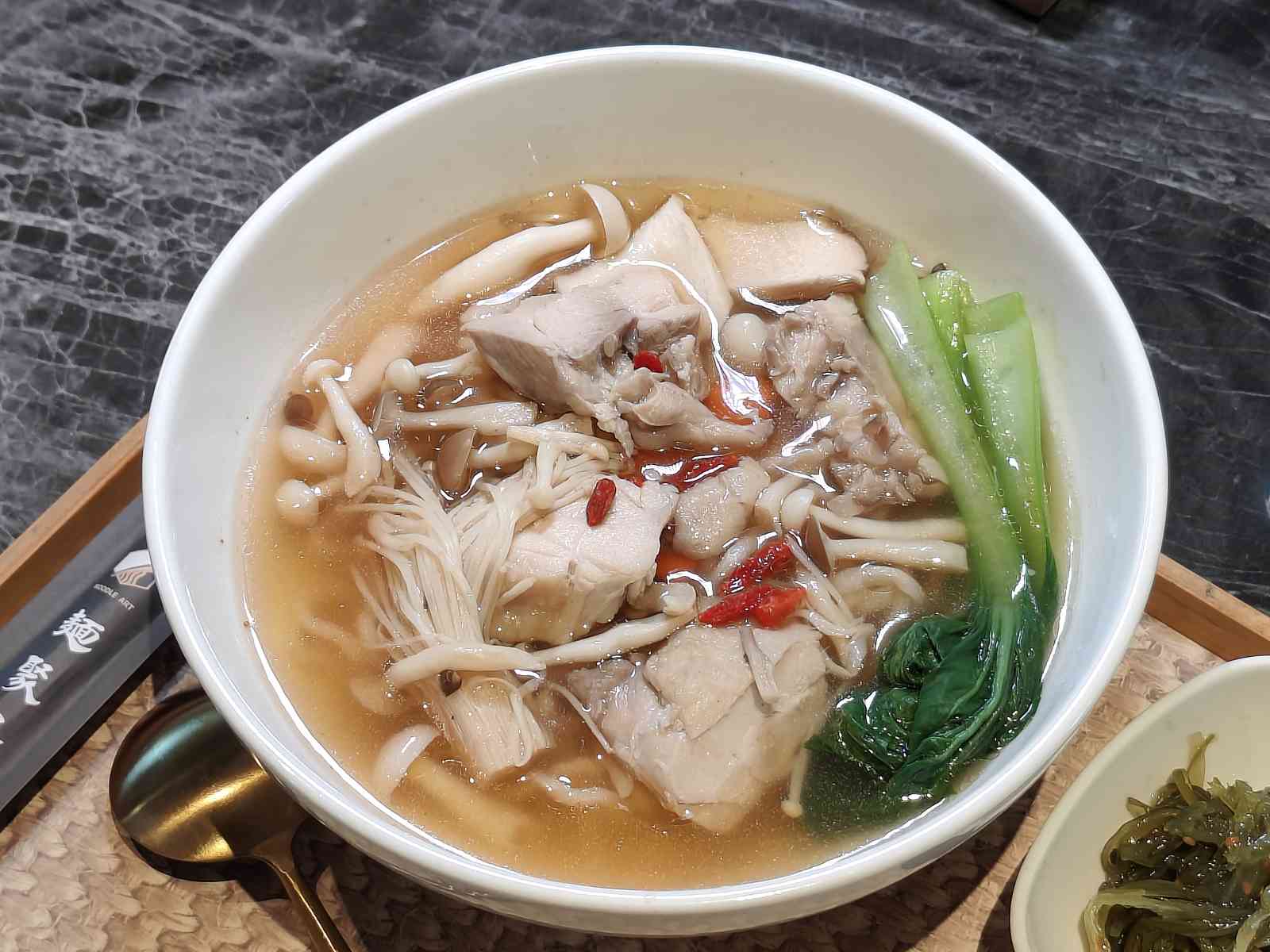 台南南區美食︱水交社眷村食堂 相聚場：老薑麻油肉拌麵、老薑軍紅燒牛肉麵必點，附菜單