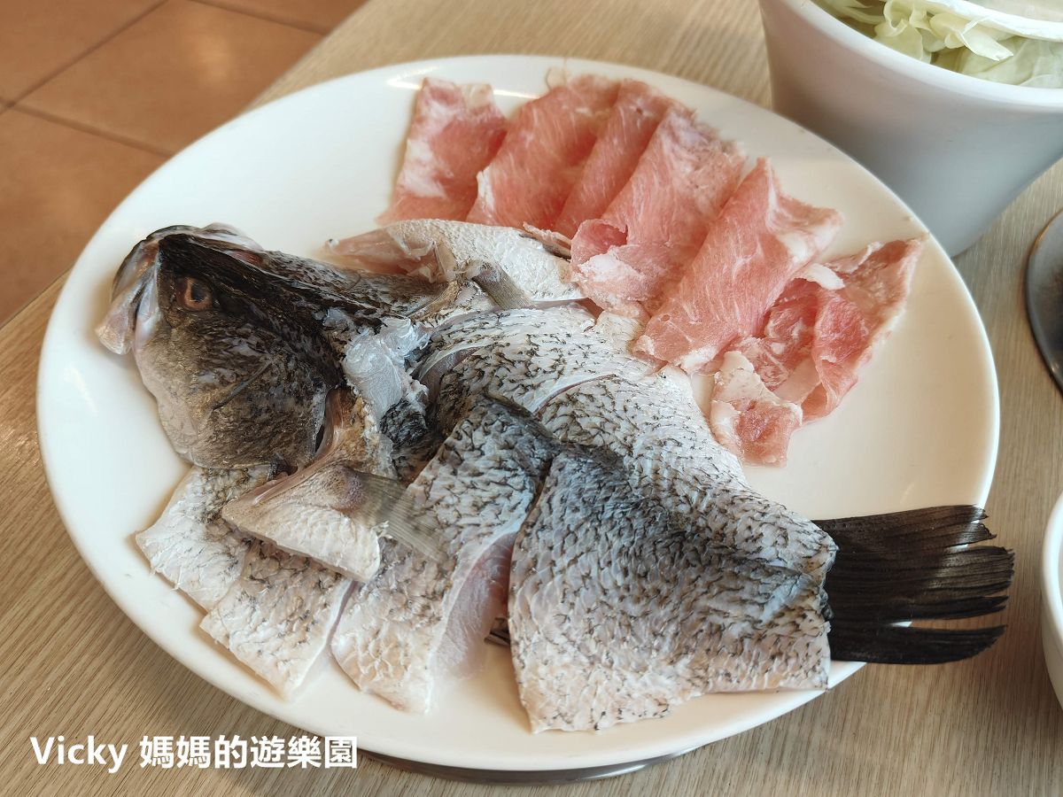 高雄興達港美食︱頤夫咖啡海上休閒餐廳：在景觀餐廳吃新鮮鱸魚海鮮鍋只要299元