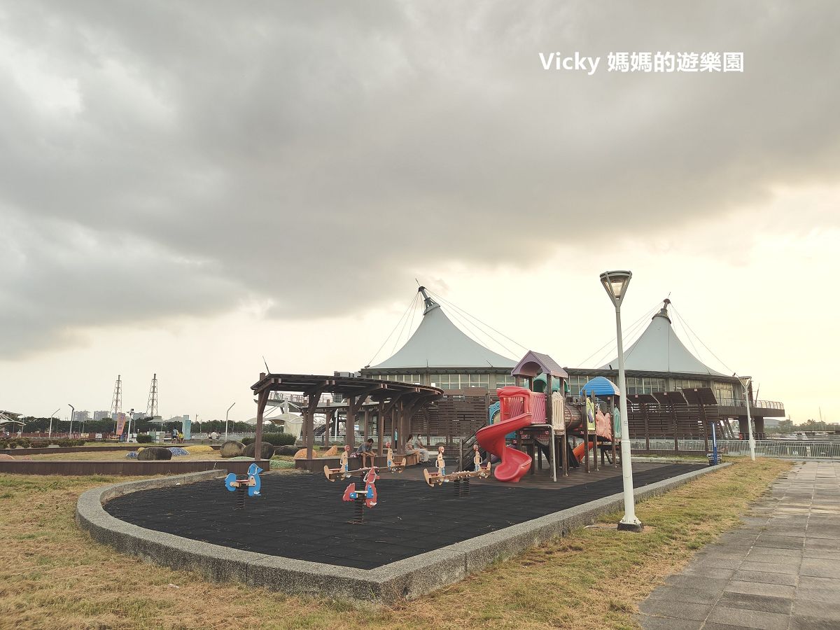 高雄興達港美食︱頤夫咖啡海上休閒餐廳：在景觀餐廳吃新鮮鱸魚海鮮鍋只要299元