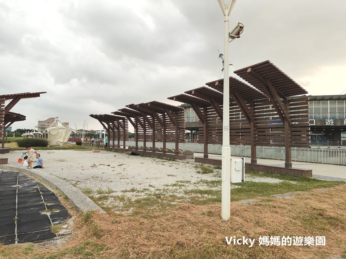 高雄興達港美食︱頤夫咖啡海上休閒餐廳：在景觀餐廳吃新鮮鱸魚海鮮鍋只要299元