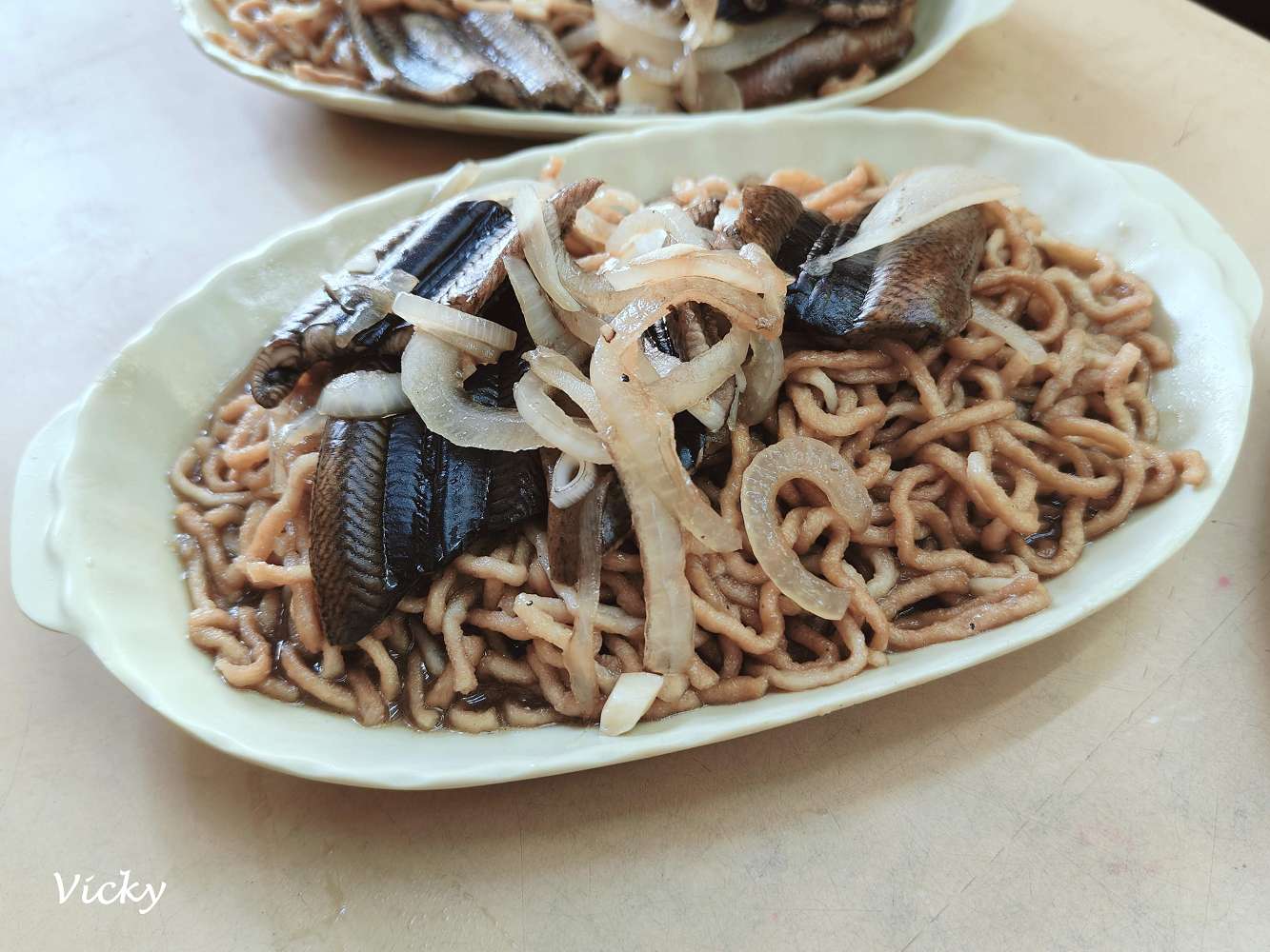 台南鱔魚意麵︱南興鱔魚意麵：1碗100元，早上11點半就營業，一開門人就爆炸多，附菜單