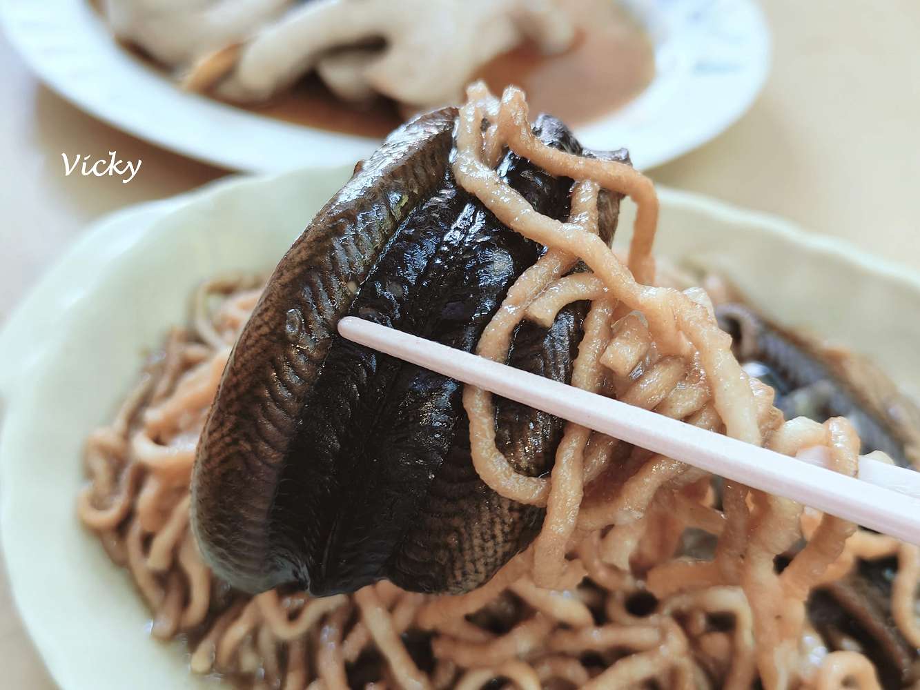 台南鱔魚意麵︱南興鱔魚意麵：1碗100元，早上11點半就營業，一開門人就爆炸多，附菜單