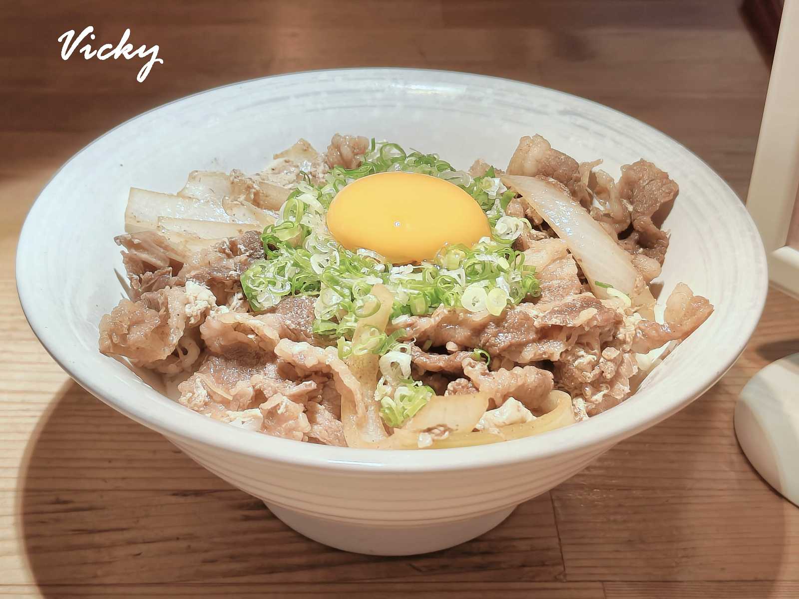 台南日式料理︱毛丼 丼飯專門店 台南日式料理：想吃先訂位，老屋內享用極鮮生魚片和美味丼飯，附菜單