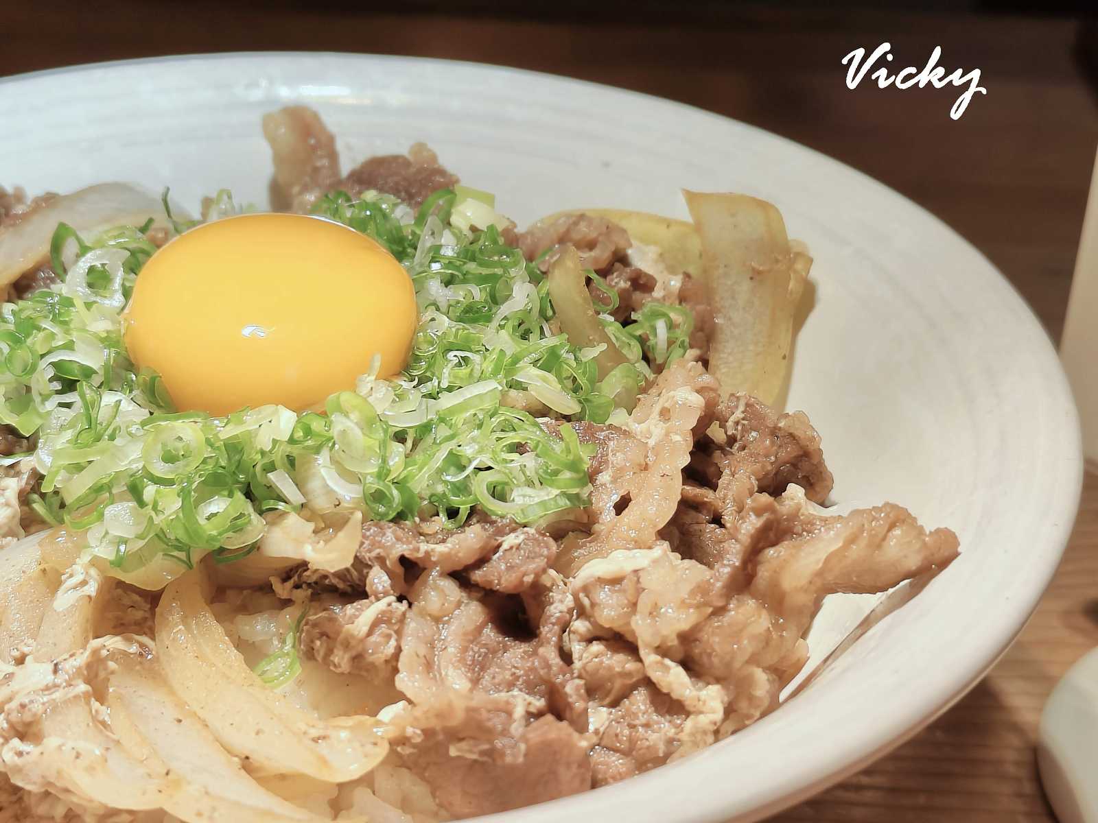 台南日式料理︱毛丼 丼飯專門店 台南日式料理：想吃先訂位，老屋內享用極鮮生魚片和美味丼飯，附菜單