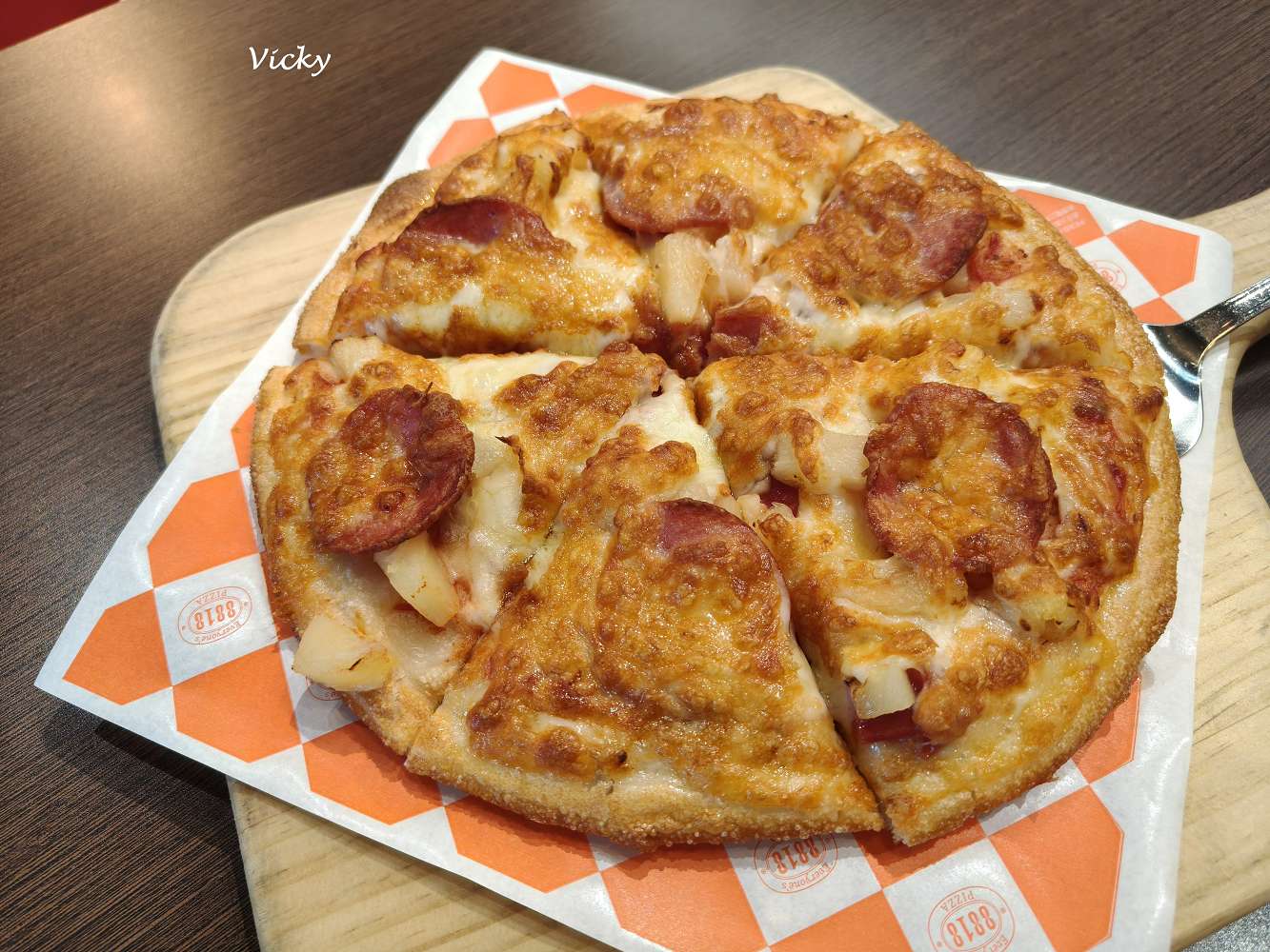 台南義式餐廳︱8818 Pizza Restaurant 比薩屋 南門店：大推披薩和炸雞，套餐好划算，附菜單連結