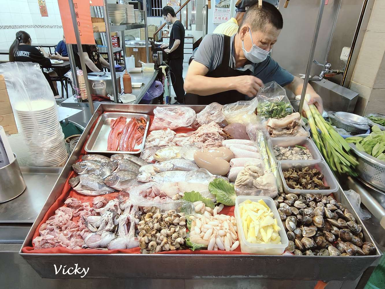 台南小吃︱阿華小炒：美味麻油腰只、鱔魚意麵，宵夜好夥伴，附菜單