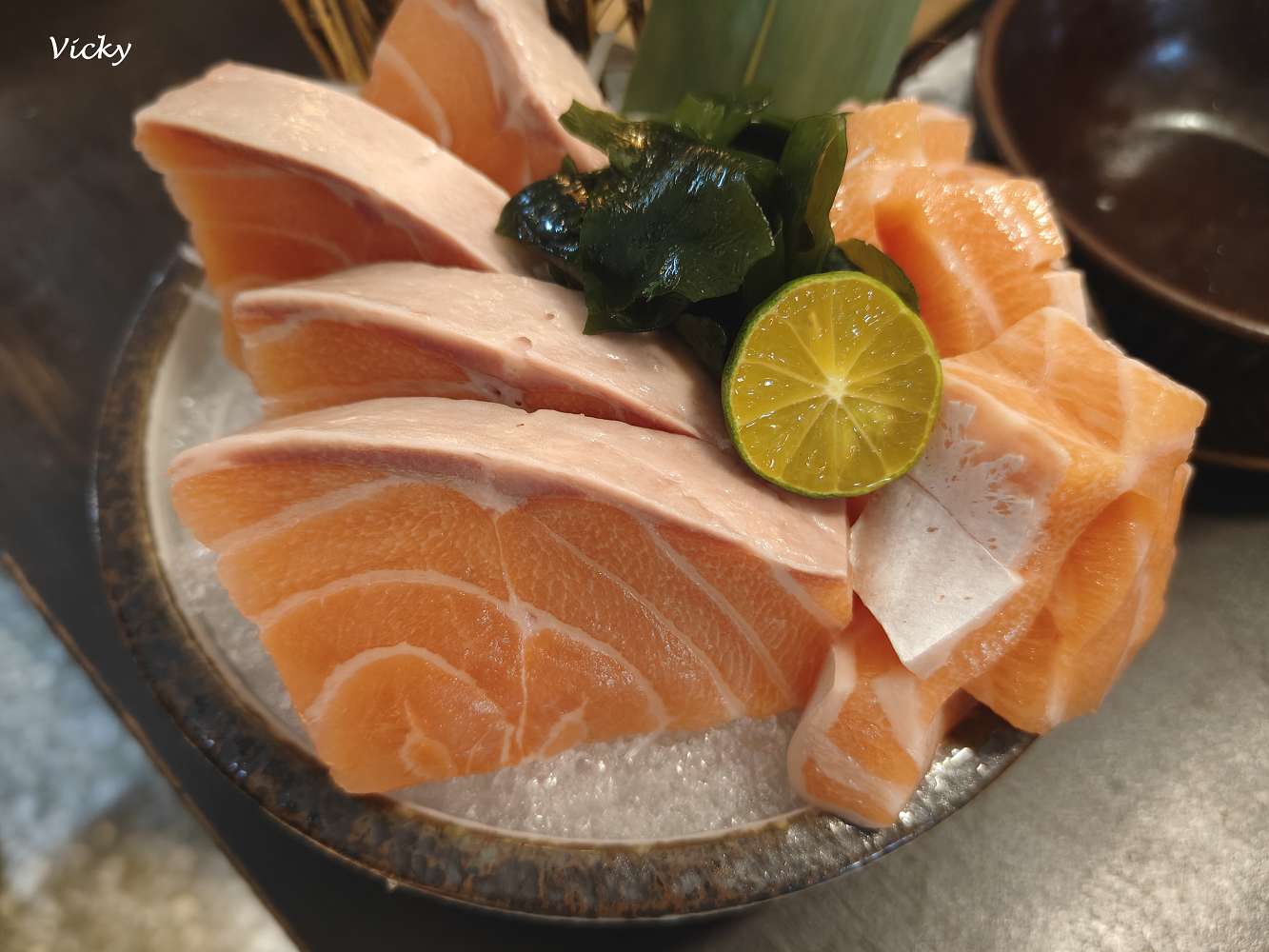 台南中西區美食︱立吞壽司：炙燒鮭魚6貫150元，一周營業3.5天，友愛市場內，台南美術館2館附近，附菜單
