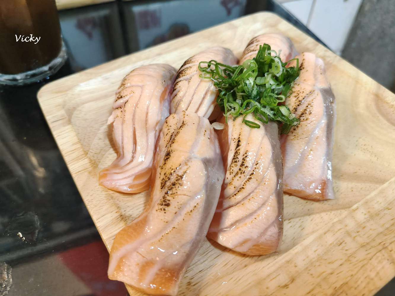 台南中西區美食︱立吞壽司：炙燒鮭魚6貫150元，一周營業3.5天，友愛市場內，台南美術館2館附近，附菜單