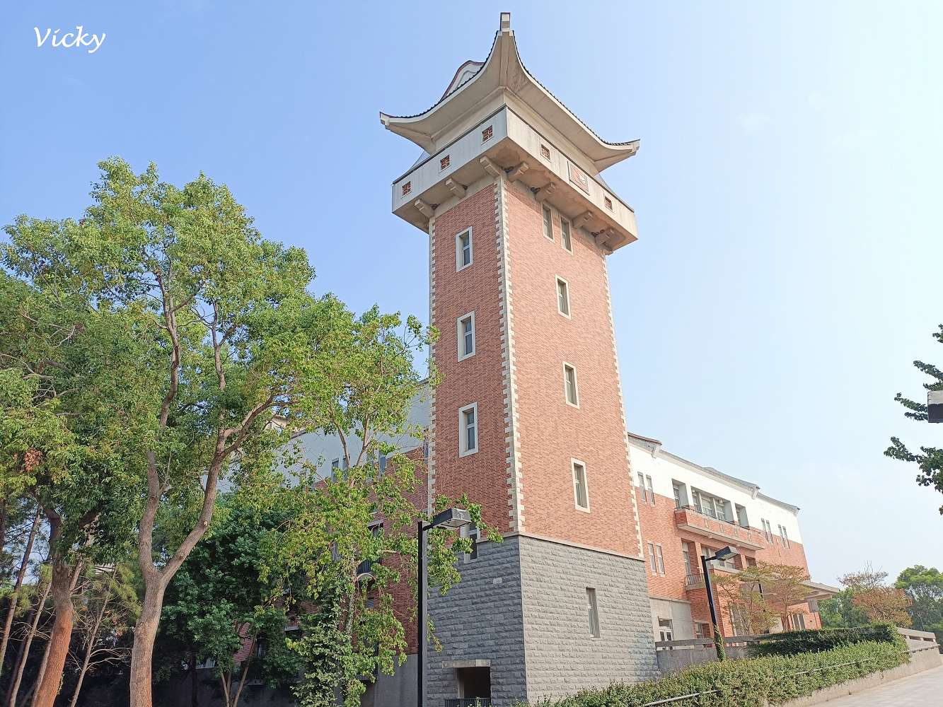 金門大學：這所大學佔地約14公頃，古色古香，很有金門的意象哩！