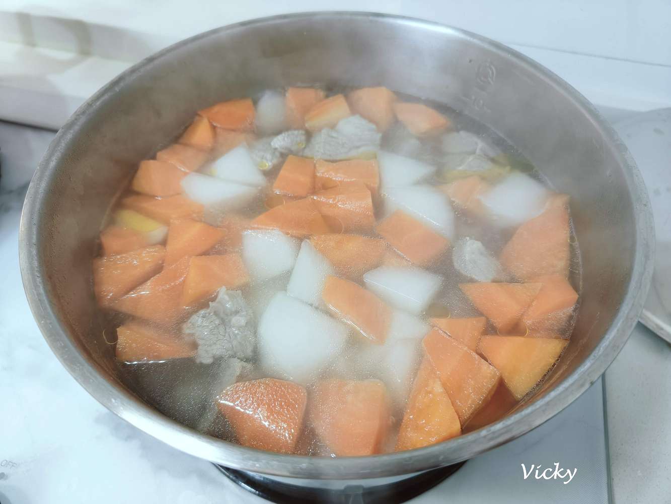 豬肉料理︱清燉蘿蔔豬肉湯：一鍋吃進營養蛋白質和滿滿根莖類蔬菜