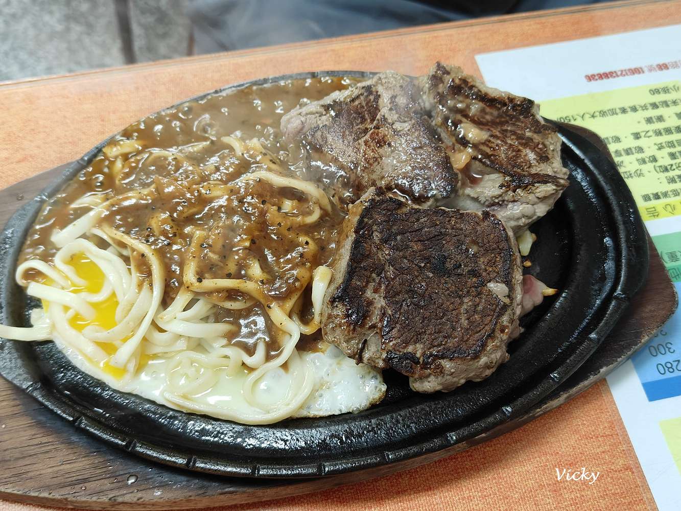 阿地牛排館 南門店：原肉牛排在這裡，紅茶、沙拉、濃湯無限續加，全年無休，附菜單