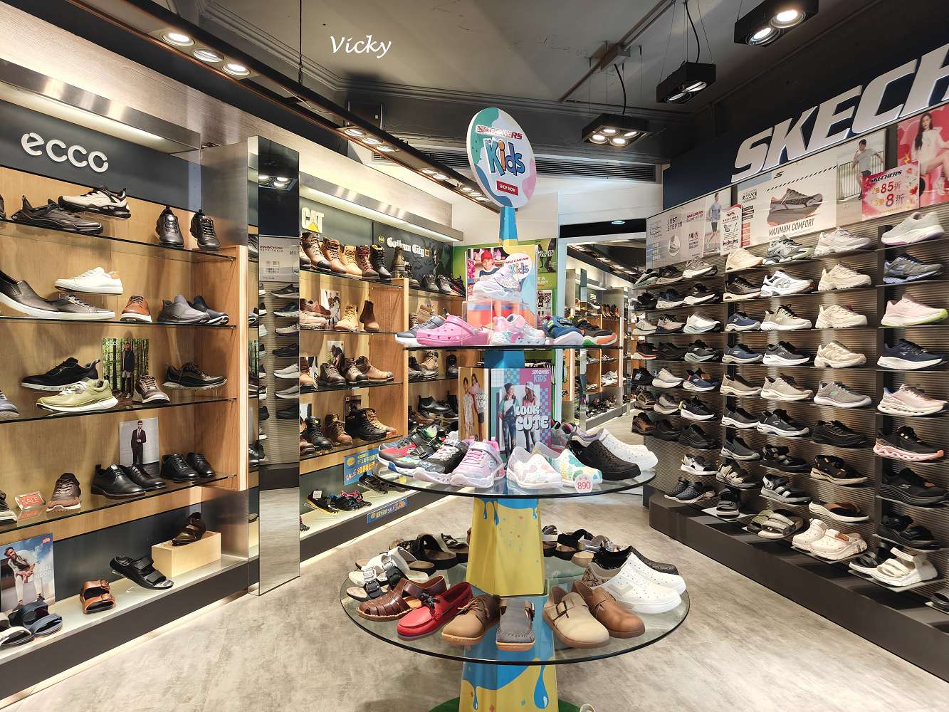台南買鞋推薦｜洒落森林 極緻鞋館：走進「鞋履森林」，SKECHERS、ecco、MIT手工鞋通通有！全家都能選到命定鞋！