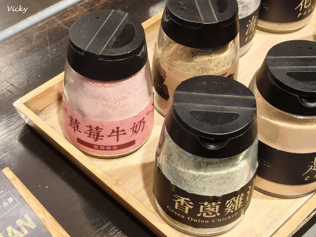 台南點心︱台灣番薯丸 台南北門總店：地瓜球第一品牌，像花枝丸一樣大顆的地瓜球，想加梅粉或巧克力都可以