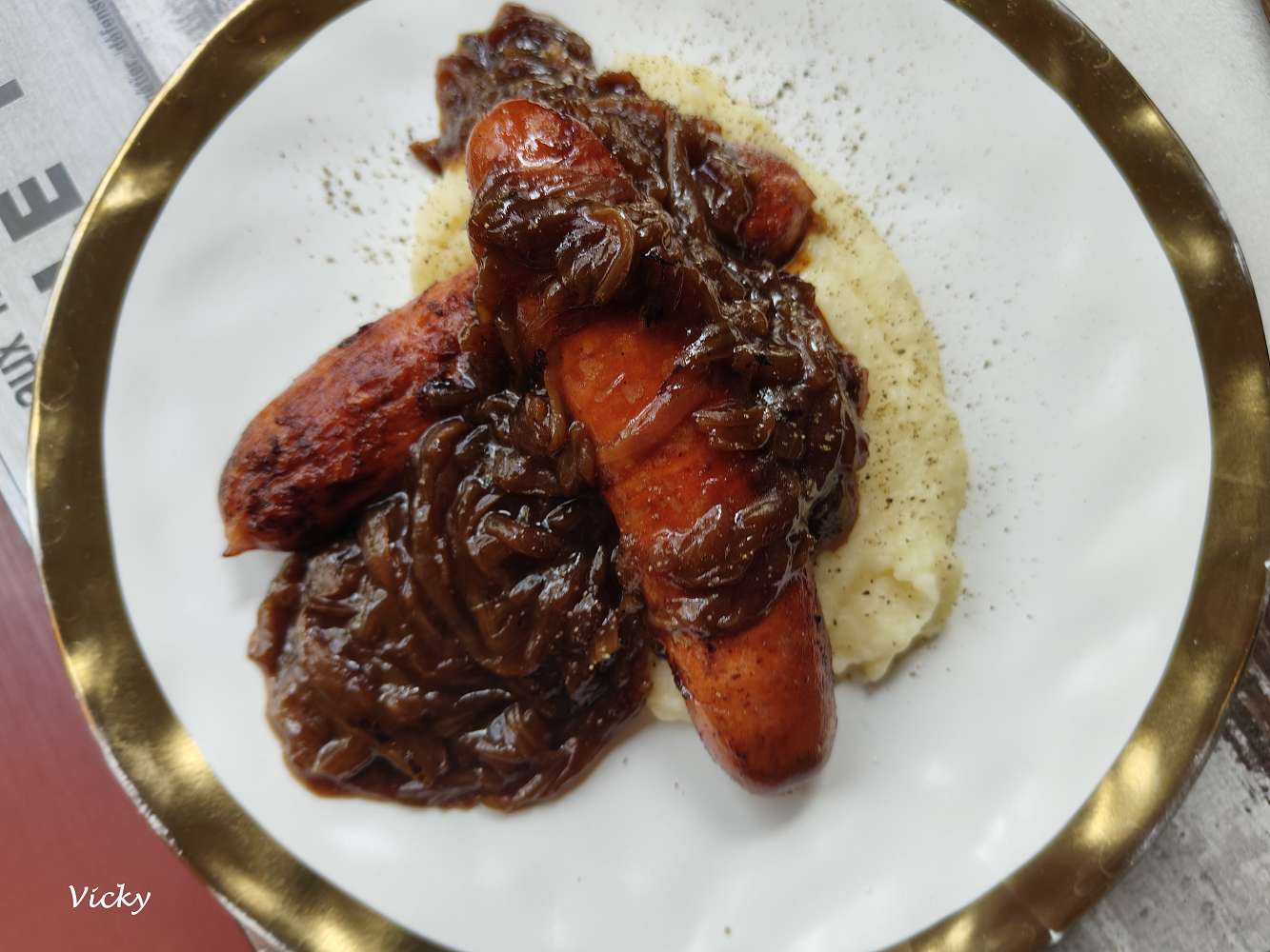 台南新美街美食推薦｜隱誘咖啡：烤豬肋排、巴伐利香腸、爐烤嫩雞沙拉，藏在巷弄裡的質感美食，附菜單