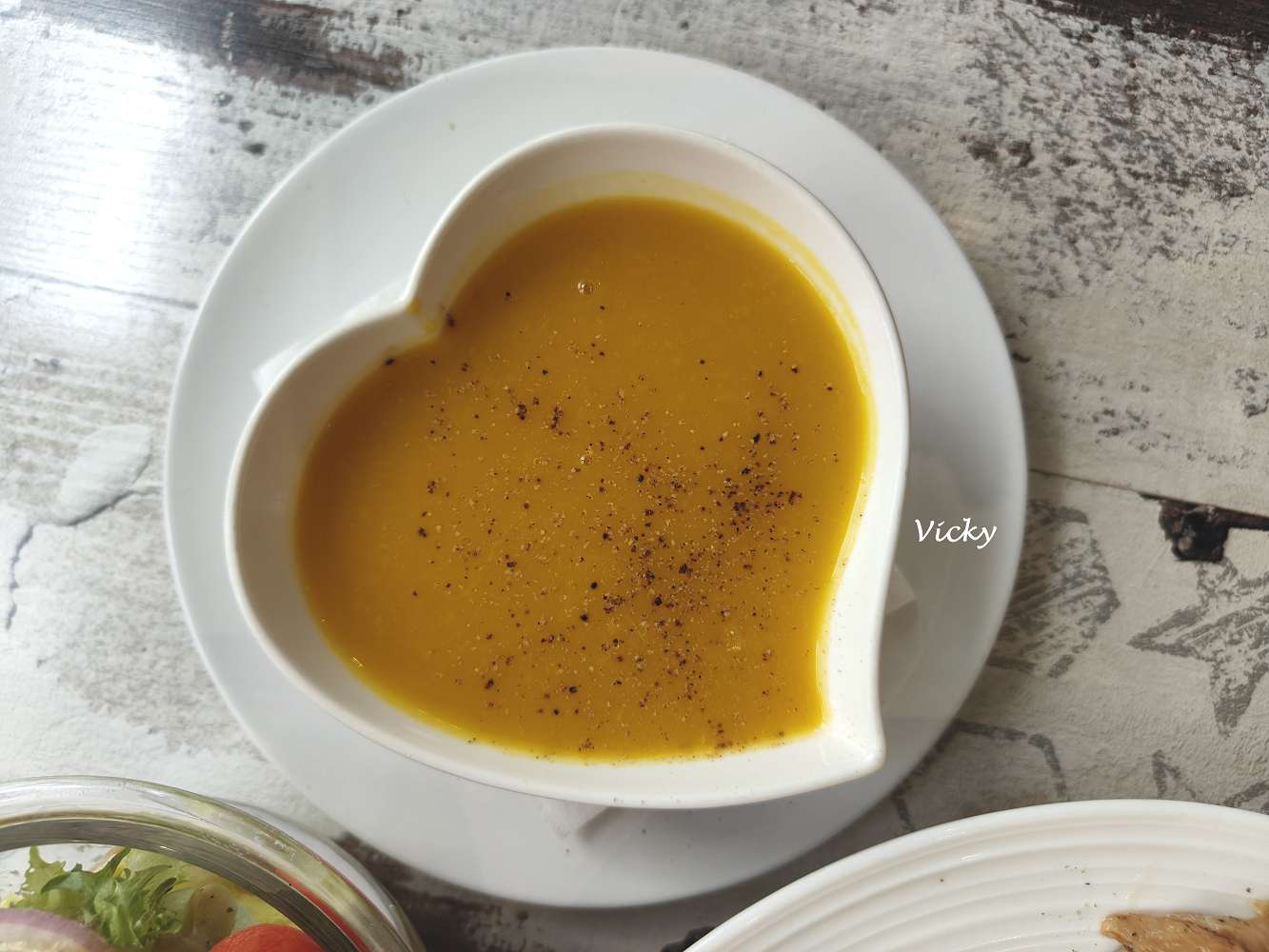 台南新美街美食推薦｜隱誘咖啡：烤豬肋排、巴伐利香腸、爐烤嫩雞沙拉，藏在巷弄裡的質感美食，附菜單