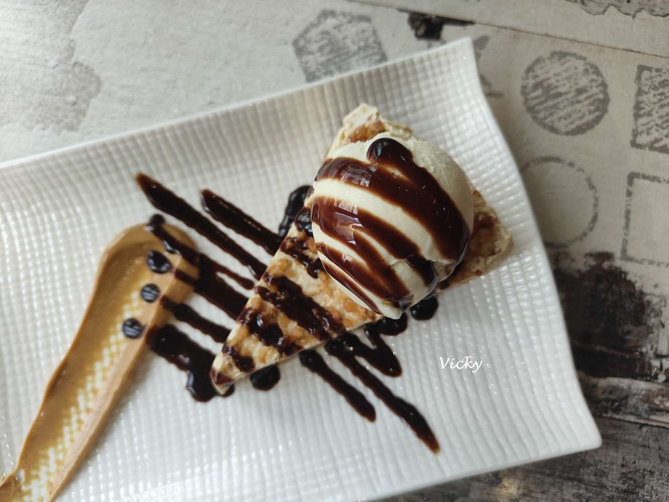 台南新美街美食推薦｜隱誘咖啡：烤豬肋排、巴伐利香腸、爐烤嫩雞沙拉，藏在巷弄裡的質感美食，附菜單