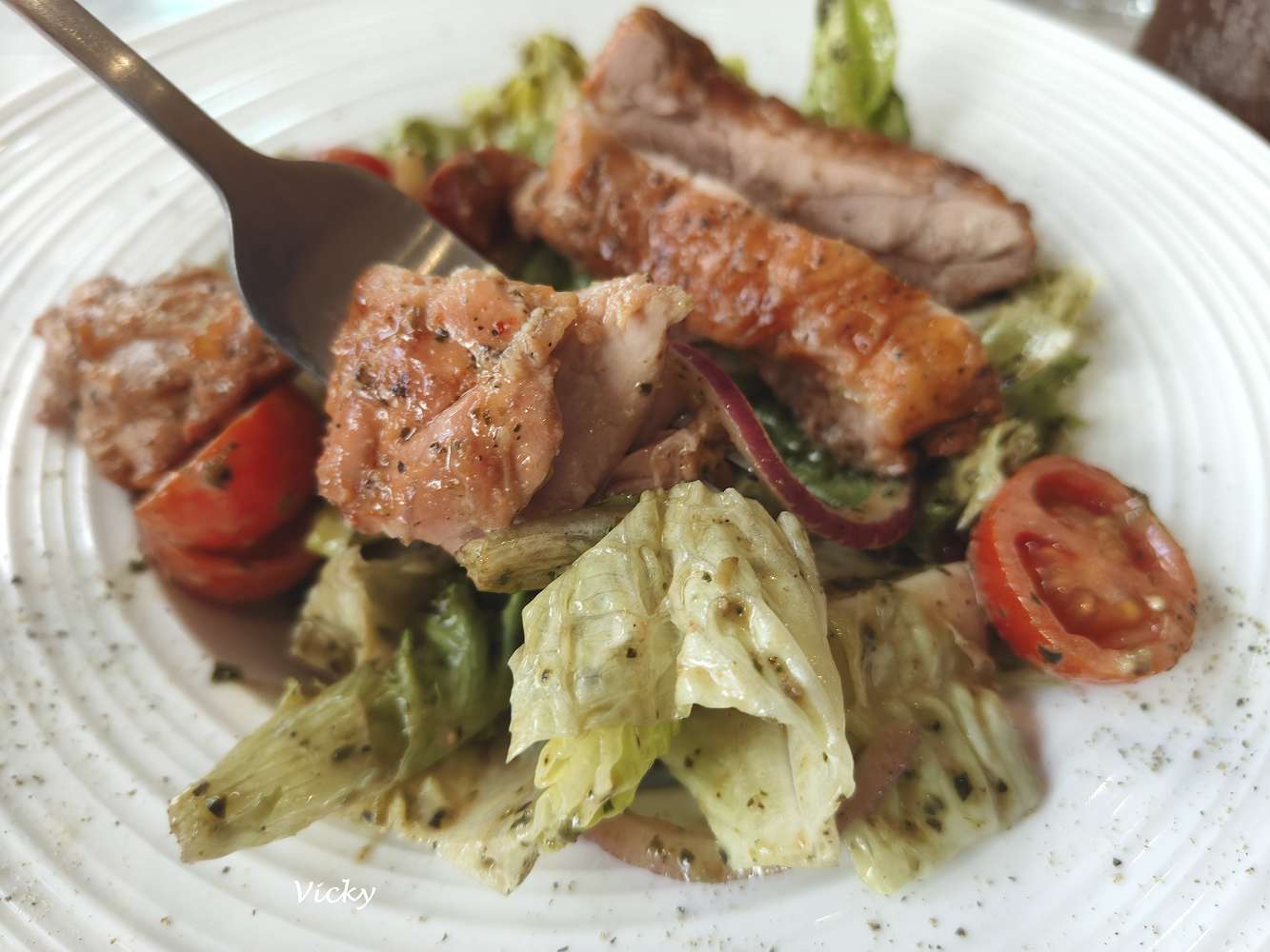 台南新美街美食推薦｜隱誘咖啡：烤豬肋排、巴伐利香腸、爐烤嫩雞沙拉，藏在巷弄裡的質感美食，附菜單
