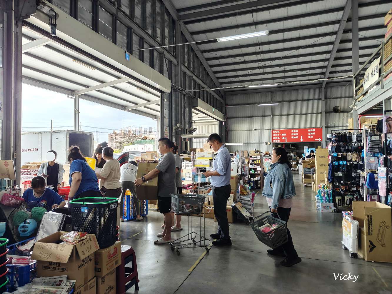 仁德必逛！田間超人氣倉庫型賣場，大發日用品批發中心超過7萬種商品，收納、五金、文具全都有
