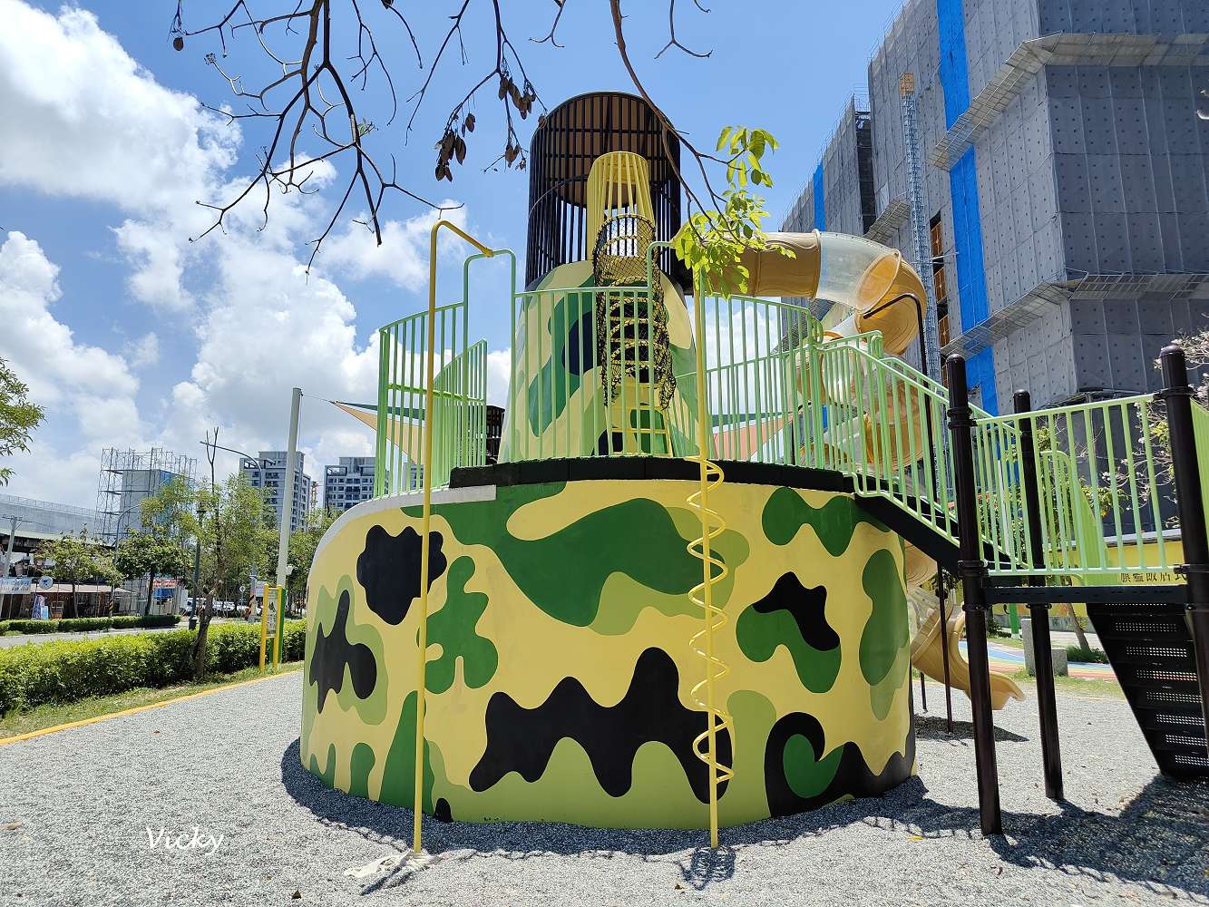 台南親子景點推薦｜精忠公園：在地軍事意象滿滿的特色公園，來當一日小小兵！