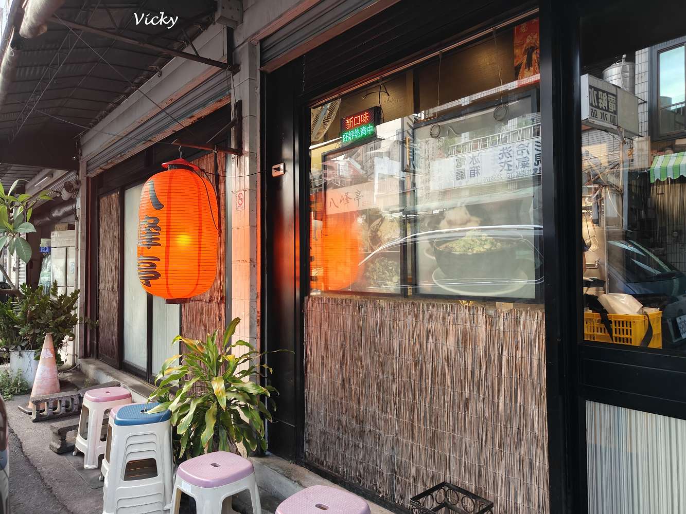 台南拉麵推薦｜八峰亭 萬昌店：爆蒜拉麵湯油可調、細麵黃麵任選，湯頭配菜全客製！自由搭配好過癮！