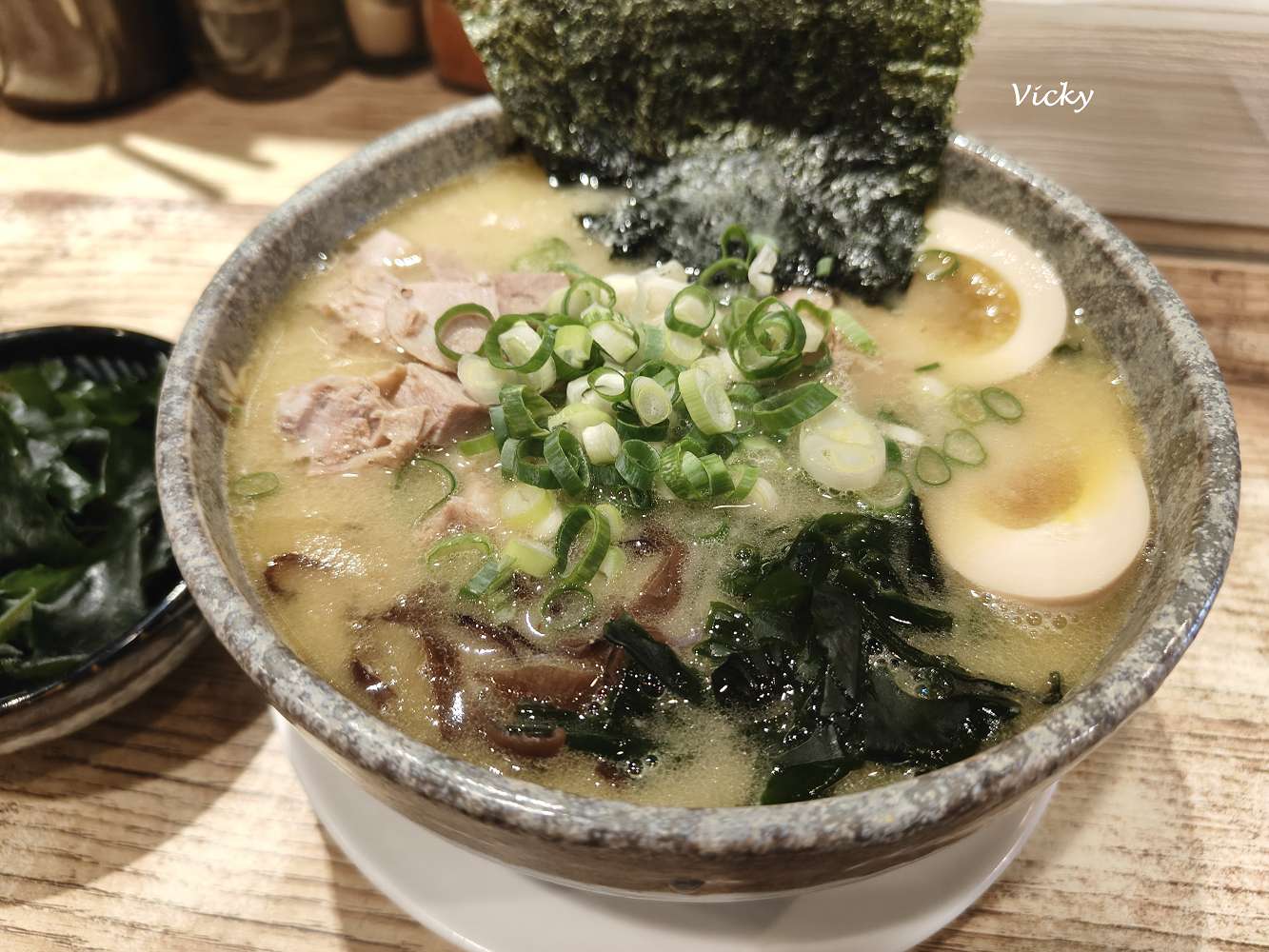 台南拉麵推薦｜八峰亭 萬昌店：爆蒜拉麵湯油可調、細麵黃麵任選，湯頭配菜全客製！自由搭配好過癮！