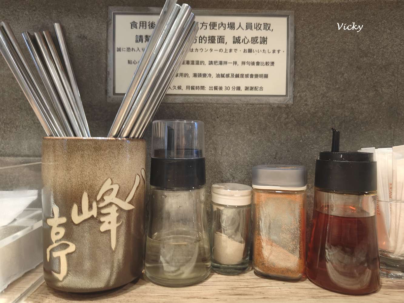 台南拉麵推薦｜八峰亭 萬昌店：爆蒜拉麵湯油可調、細麵黃麵任選，湯頭配菜全客製！自由搭配好過癮！