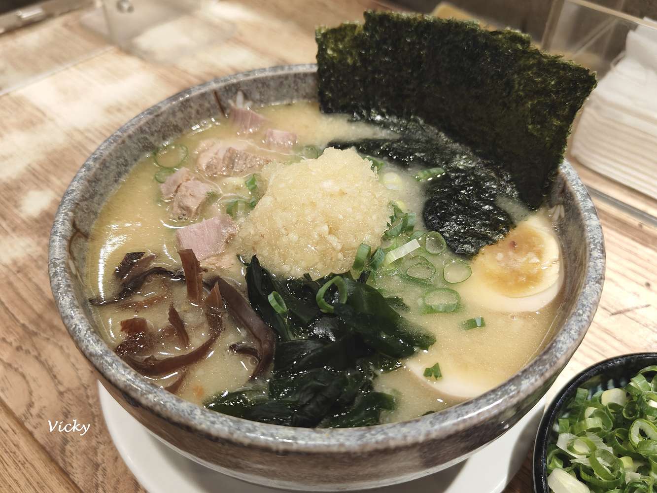 台南拉麵推薦｜八峰亭 萬昌店：爆蒜拉麵湯油可調、細麵黃麵任選，湯頭配菜全客製！自由搭配好過癮！