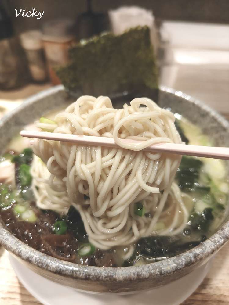 網站近期文章：台南拉麵推薦｜八峰亭 萬昌店：爆蒜拉麵湯油可調、細麵黃麵任選，湯頭配菜全客製！自由搭配好過癮！