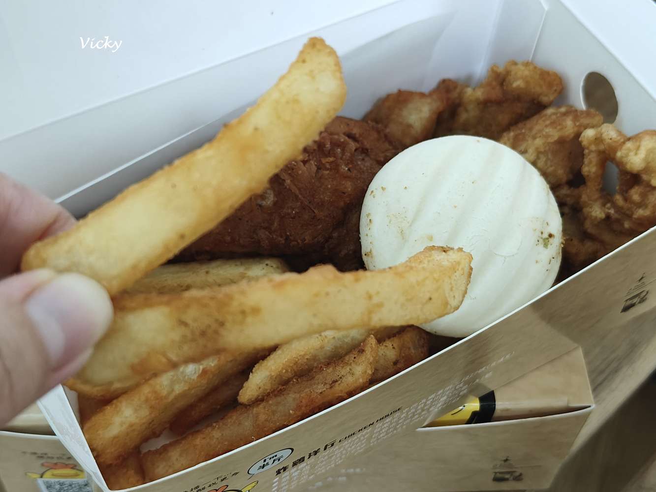 台南點心推薦︱台南大學 榮譽校區 美食︱炸雞洋行 榮譽店：親子都愛的平價人氣組合餐！孩子吃得開心又不油膩！附菜單