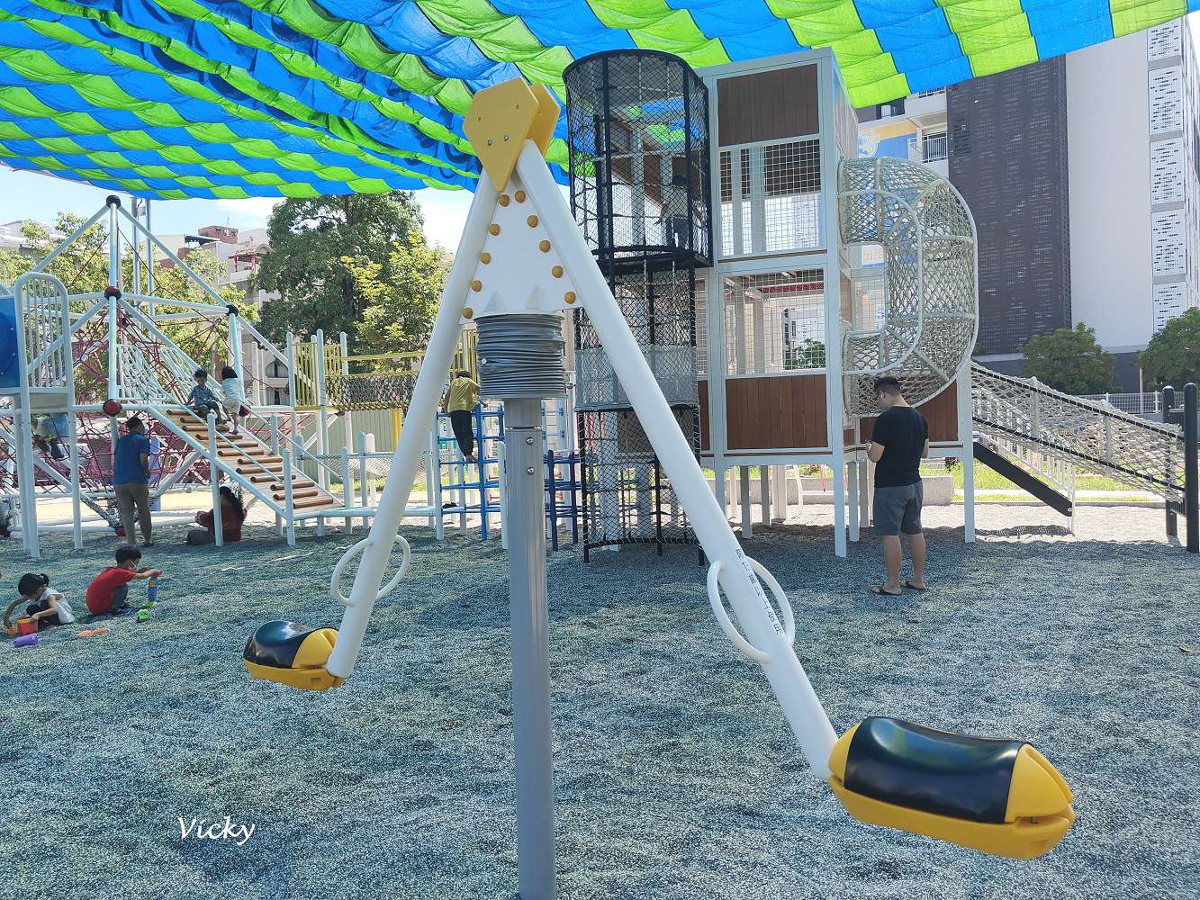 台南東區親子景點｜崇成公園：遮陽攀爬設施超吸睛，沙坑滑梯一次滿足！