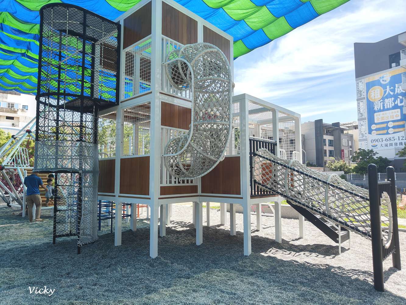 台南東區親子景點｜崇成公園：遮陽攀爬設施超吸睛，沙坑滑梯一次滿足！