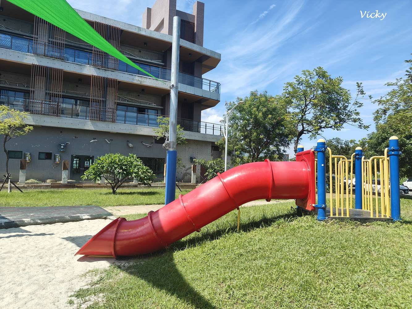 台南東區親子景點｜崇成公園：遮陽攀爬設施超吸睛，沙坑滑梯一次滿足！