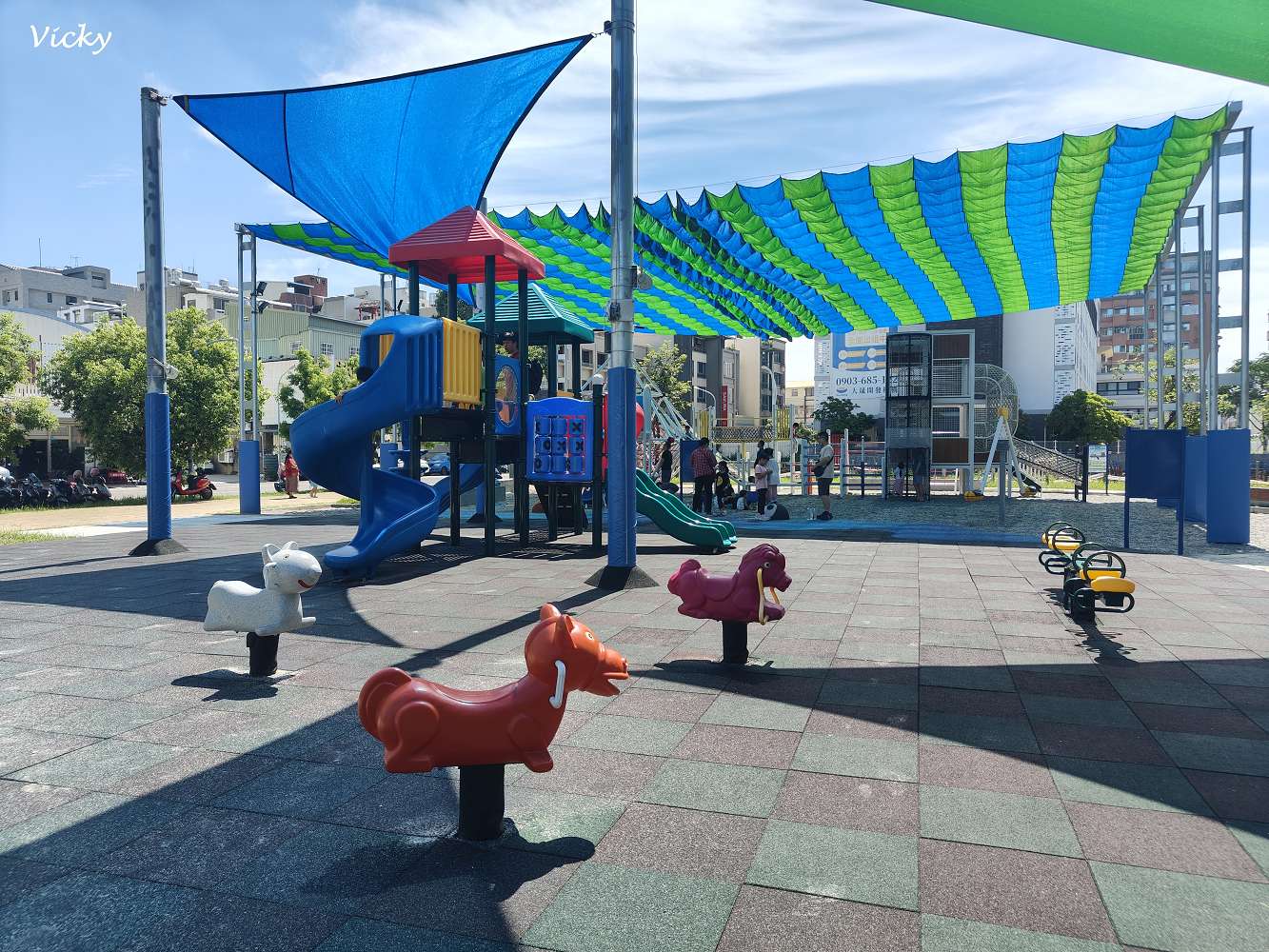 台南東區親子景點｜崇成公園：遮陽攀爬設施超吸睛，沙坑滑梯一次滿足！