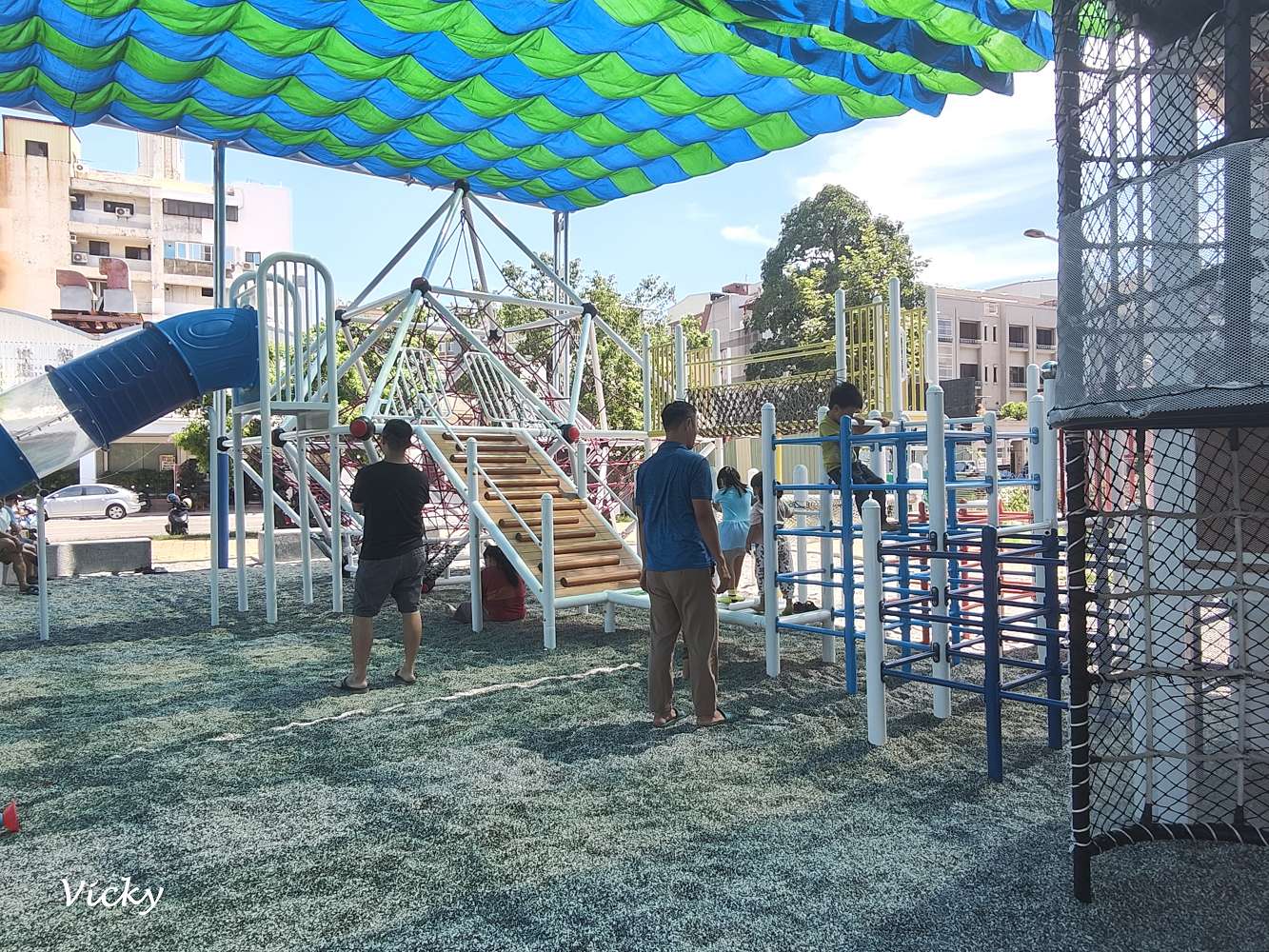 台南東區親子景點｜崇成公園：遮陽攀爬設施超吸睛，沙坑滑梯一次滿足！