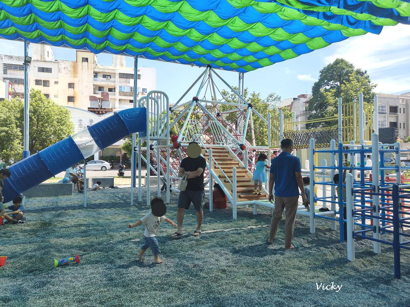 台南東區親子景點｜崇成公園：遮陽攀爬設施超吸睛，沙坑滑梯一次滿足！