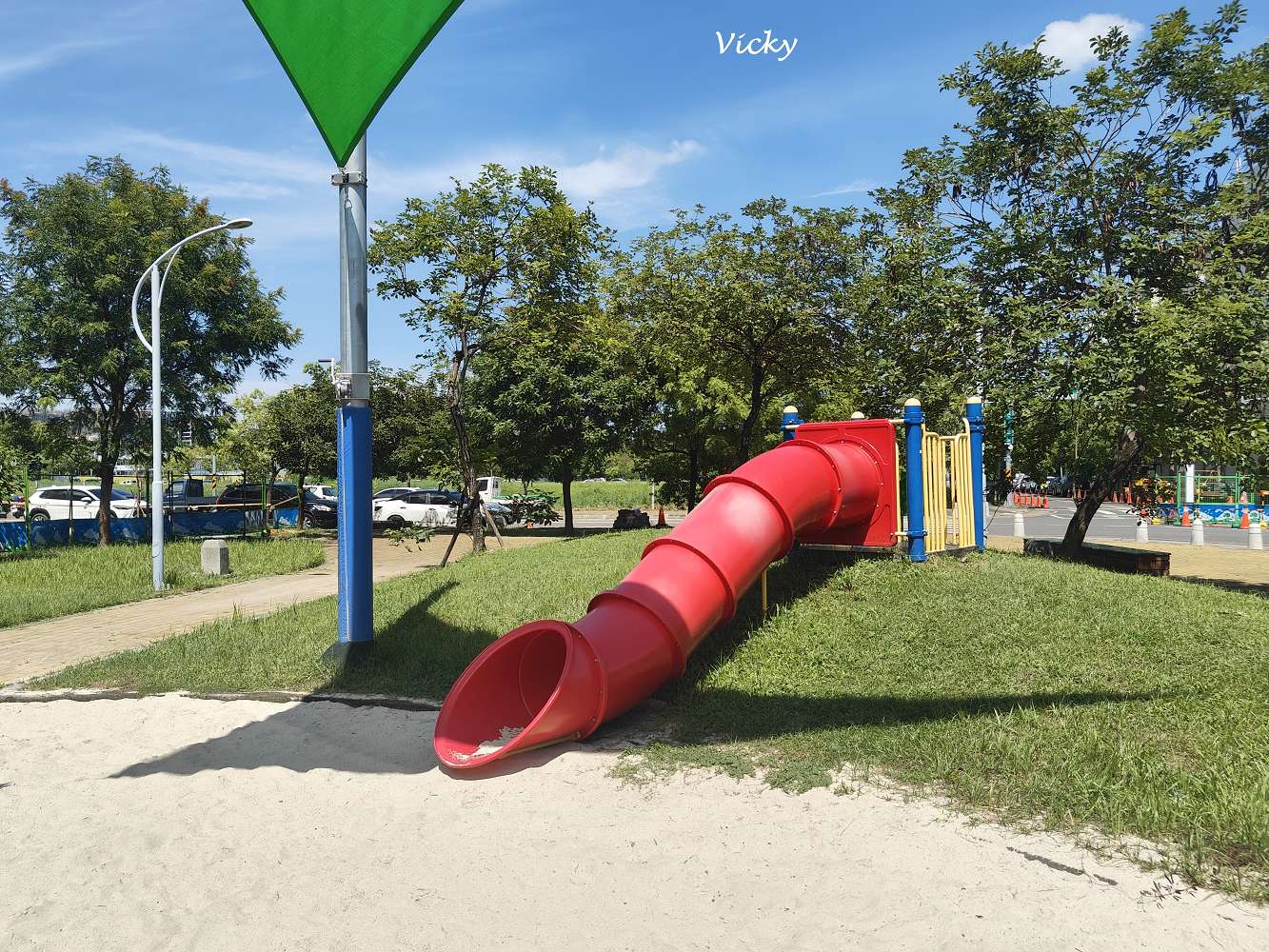 台南東區親子景點｜崇成公園：遮陽攀爬設施超吸睛，沙坑滑梯一次滿足！