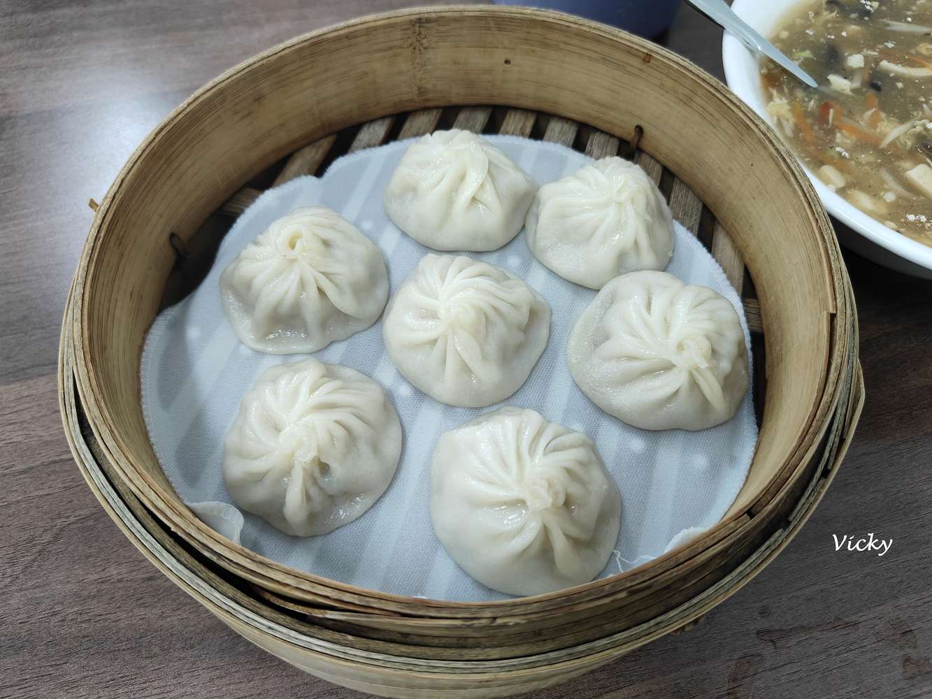 網站近期文章：台南大學附近美食︱御品小籠湯包：7顆只要75元的爆汁湯包！夫妻聯手經營，平價又好吃，翻桌率超高！附菜單