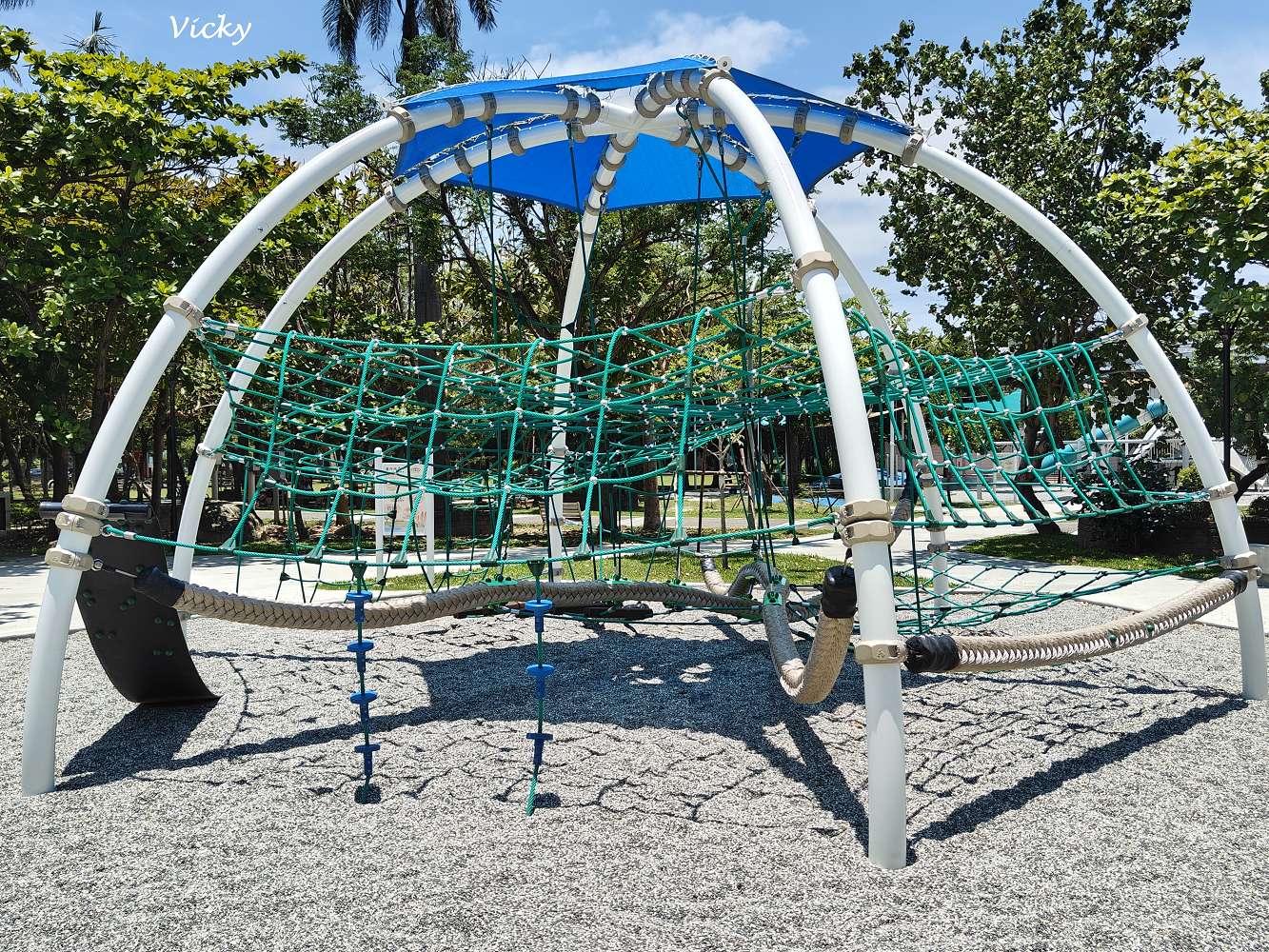佳里體育公園︱鹽分地帶 特色遊戲場：甜甜沙丘、海沫攀爬球必玩！玩沙、攀爬、滑梯一次滿足！