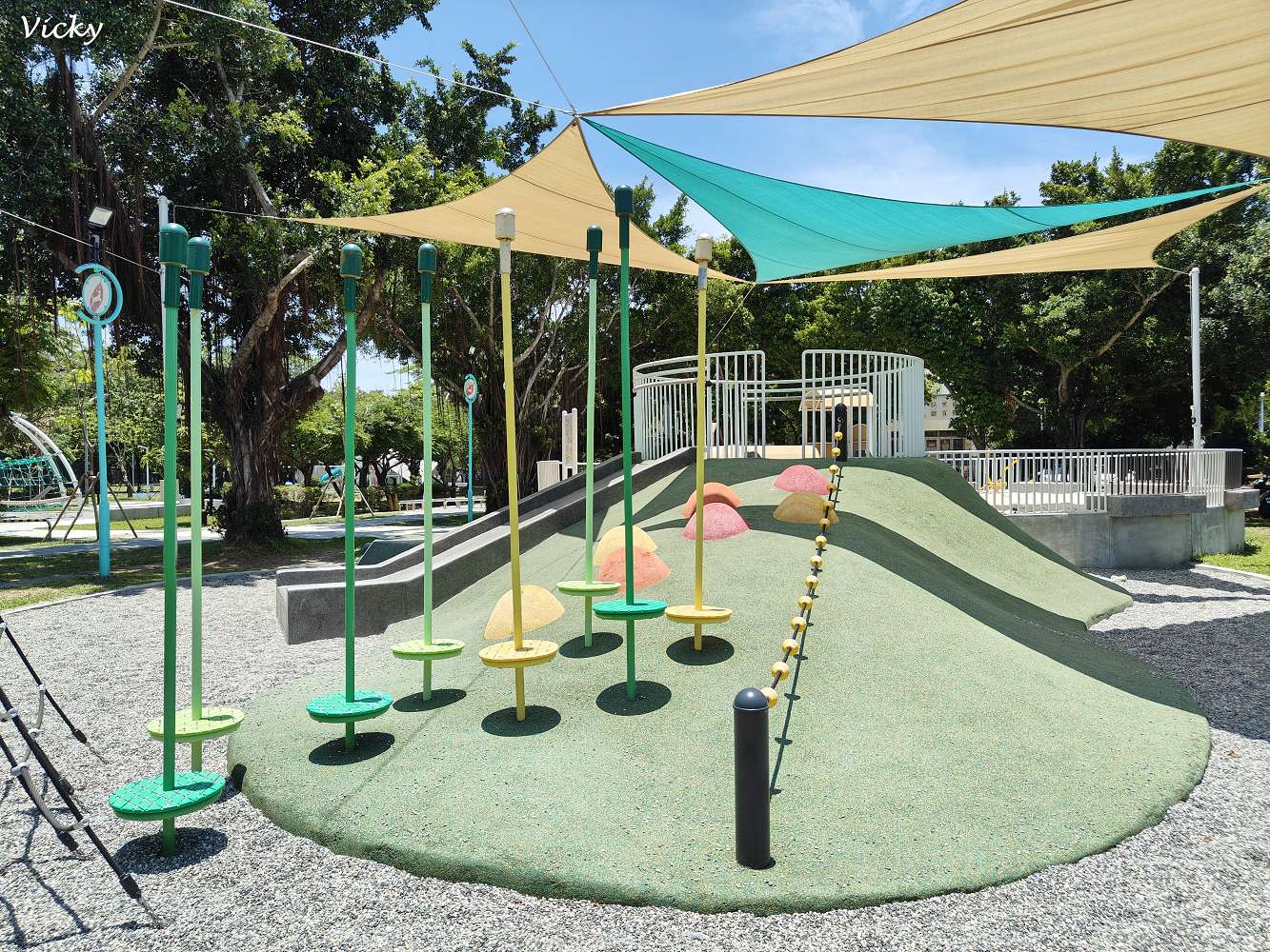 佳里體育公園︱鹽分地帶 特色遊戲場：甜甜沙丘、海沫攀爬球必玩！玩沙、攀爬、滑梯一次滿足！