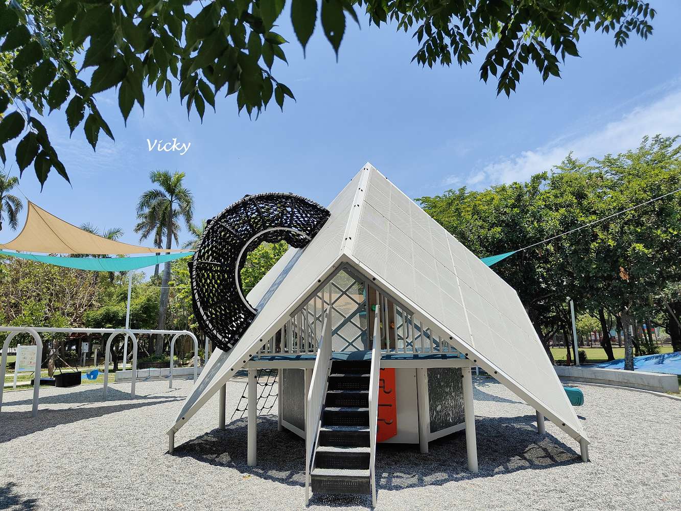 網站近期文章：佳里體育公園︱鹽分地帶 特色遊戲場：甜甜沙丘、海沫攀爬球必玩！玩沙、攀爬、滑梯一次滿足！
