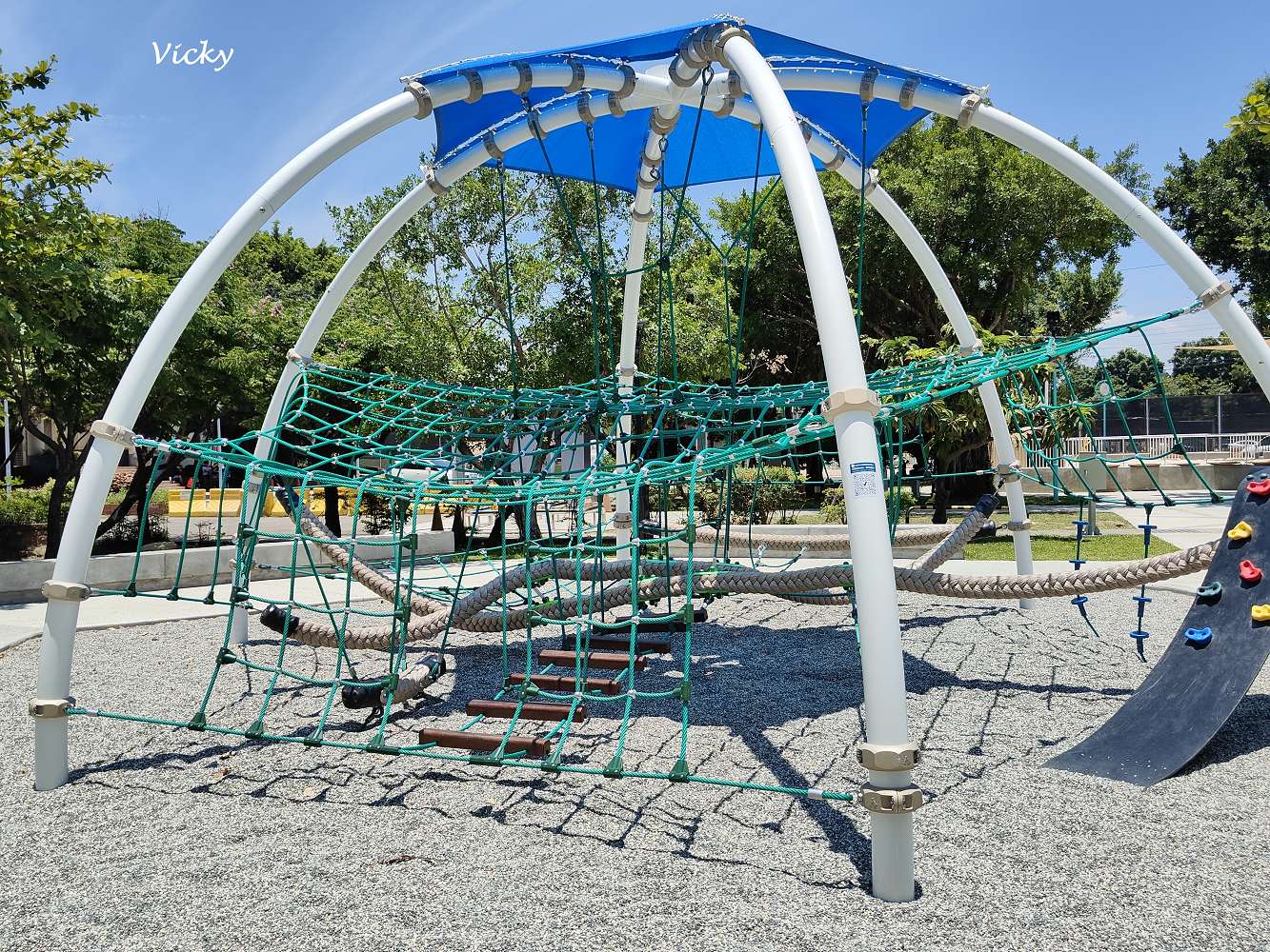 佳里體育公園︱鹽分地帶 特色遊戲場：甜甜沙丘、海沫攀爬球必玩！玩沙、攀爬、滑梯一次滿足！