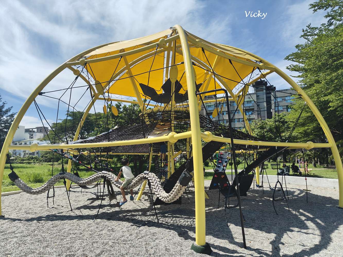 台南親子特色公園｜東區 陽光公園：小而美的攀爬遊戲天堂！